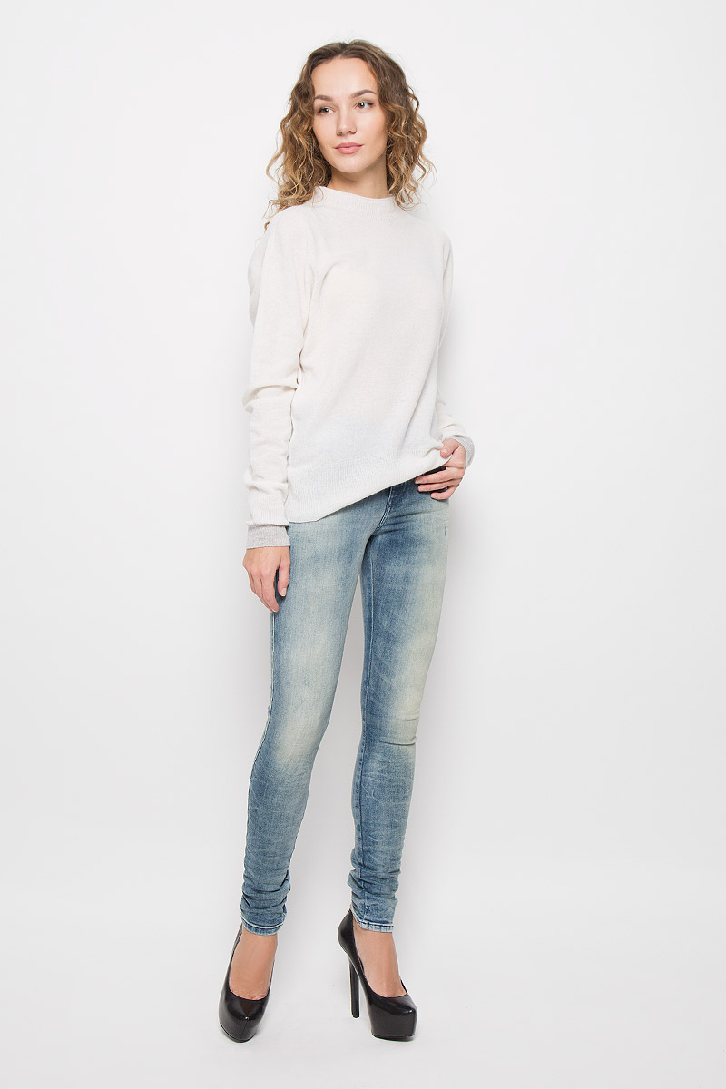 Джинсы женские Diesel Skinzee, цвет: голубой. 00S142-0856F/01. Размер 25-32 (40-32)00S142-0856F/01 Джинсы женские Diesel Skinzee, цвет: голубой. 00S142-0856F/01. Размер 25-32 (40-32)00S142-0856F/01Стильные женские джинсы Diesel Skinzee выполнены из хлопка с добавлением полиэстера и эластана. Материал мягкий и приятный на ощупь, не сковывает движения и позволяет коже дышать.Джинсы-скинни со стандартной посадкой застегиваются на пуговицу в поясе и ширинку на застежке-молнии. На поясе предусмотрены шлевки для ремня. Джинсы имеют классический пятикарманный крой: спереди модель оформлена двумя втачными карманами и одним маленьким накладным кармашком, а сзади - двумя накладными карманами. Модель оформлена эффектом притертости и перманентными складками.