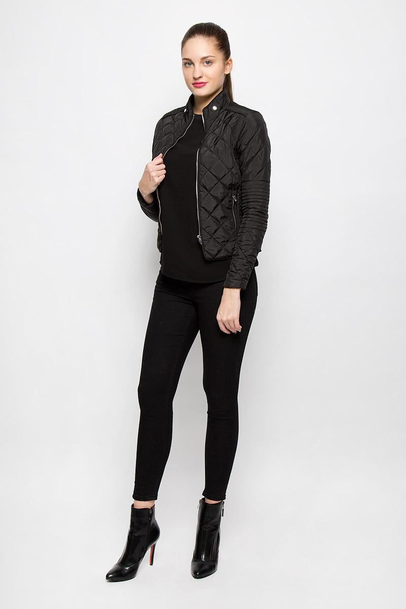 Куртка женская Vero Moda, цвет: черный. 10159766. Размер M (44)10159766_Black Куртка женская Vero Moda, цвет: черный. 10159766. Размер M (44)10159766_BlackСтильная женская куртка Vero Moda выполнена из 100% полиэстера. Такая модель отлично подойдет для прохладной погоды.Куртка с воротником-стойкой и длинными рукавами застегивается на металлическую застежку-молнию. Спереди модель дополнена двумя прорезными карманами на молниях. Воротник украшен шлевками и хлястиками на застежках-кнопках. Куртка оформлена стеганным принтом и по рукаву дополнена эластичной трикотажной резинкой. Очень комфортная и стильная куртка будет прекрасным выбором для повседневной носки и подчеркнет вашу индивидуальность.