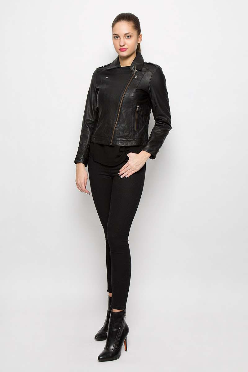 Куртка женская Selected Femme, цвет: черный. 16053069. Размер 38 (44)16053069_Black Куртка женская Selected Femme, цвет: черный. 16053069. Размер 38 (44)16053069_BlackЖенская куртка Selected Femme с длинными рукавами и отложным воротником выполнена из натуральной кожи. Подкладка изготовлена из 100% полиэстера. Куртка застегивается на застежку-молнию спереди, дополнена кнопками, позволяющими зафиксировать борта куртки в виде лацканов. Модель дополнена двумя втачными карманами спереди и украшена декоративными застежками-молниями на рукавах.