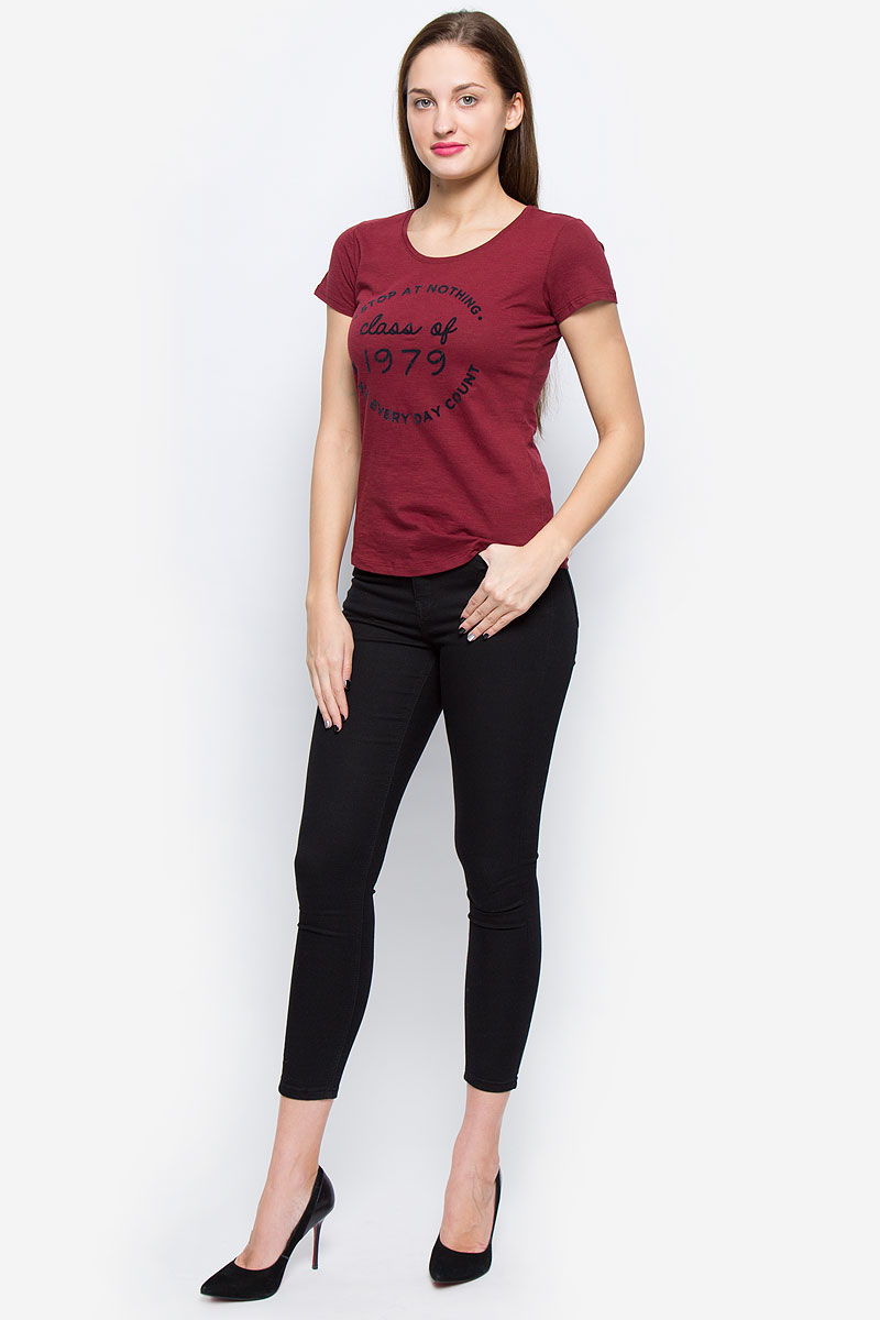 Футболка женская Tom Tailor Denim, цвет: бордовый. 1036083.01.71_4504. Размер S (44)1036083.01.71_4504 Футболка женская Tom Tailor Denim, цвет: бордовый. 1036083.01.71_4504. Размер S (44)1036083.01.71_4504Женская футболка Tom Tailor Denim, изготовленная из натурального хлопка, тактильно приятная и не сковывает движений. Модель с круглым вырезом горловины и короткими рукавами оформлена спереди буквенным принтом.