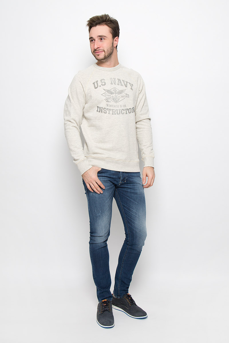 Свитшот мужской Jack & Jones, цвет: молочный. 12109213. Размер XL (50)12109213_White Melange Свитшот мужской Jack & Jones, цвет: молочный. 12109213. Размер XL (50)12109213_White MelangeМужской свитшот Jack & Jones с длинными рукавами-реглан и круглым вырезом горловины имеет прямой крой. Свитшот изготовлен из натурального хлопка. Горловина, манжеты рукавов и низ свитшота дополнены трикотажными резинками. Изделие оформлено принтом и надписью на английском языке в стиле винтаж.
