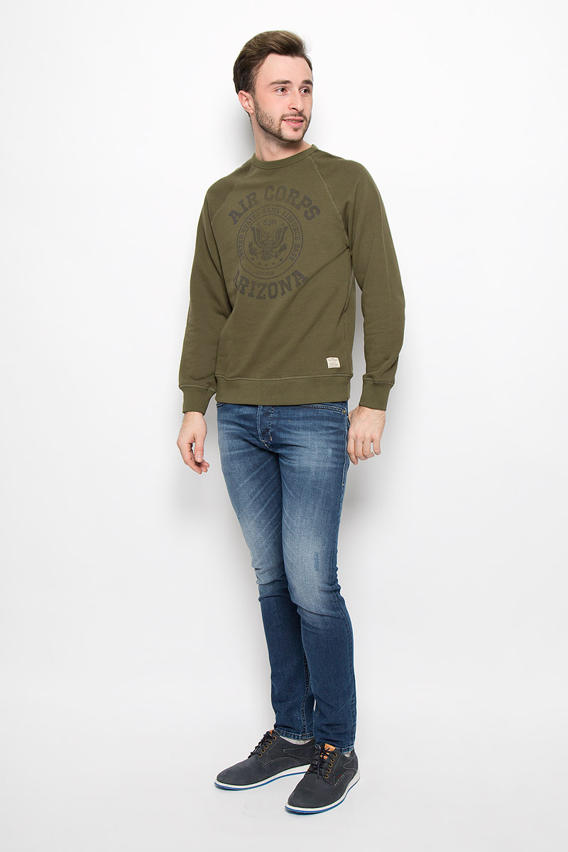 Свитшот мужской Jack & Jones, цвет: оливковый. 12109213. Размер XL (50)12109213_Olive Night Свитшот мужской Jack & Jones, цвет: оливковый. 12109213. Размер XL (50)12109213_Olive NightМужской свитшот Jack & Jones с длинными рукавами-реглан и круглым вырезом горловины имеет прямой крой. Свитшот изготовлен из натурального хлопка. Горловина, манжеты рукавов и низ свитшота дополнены трикотажными резинками. Изделие оформлено принтом и надписью на английском языке в стиле винтаж.