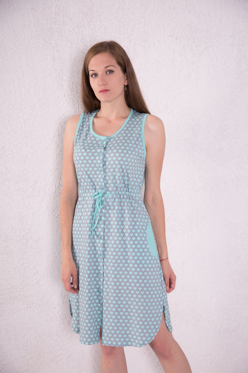 Платье-халат Violett, цвет: мятный. 7117110101. Размер XL (50)7117110101 Платье-халат Violett, цвет: мятный. 7117110101. Размер XL (50)7117110101Платье-халат Violett выполнено из натурального хлопка. Платье с круглым вырезом горловины застегивается на пуговицы по всей длине. Спереди расположены два кармана. Модель оформлена оригинальным принтом. На талии изделие оснащено затягивающимся шнурком.