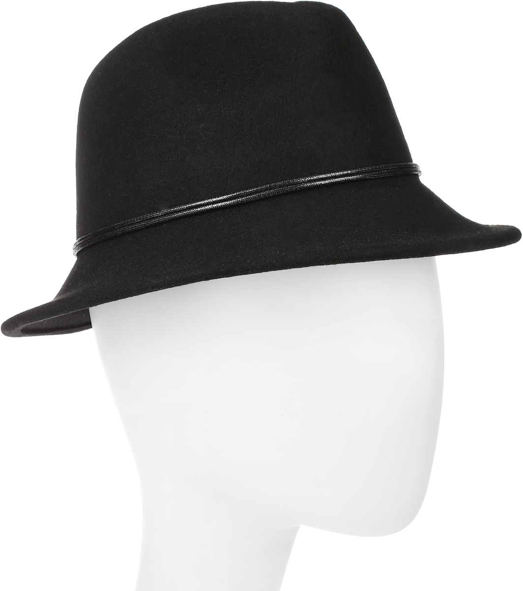 Шляпа женская Goorin Brothers, цвет: черный. 600-9323. Размер M (57)600-9323 Шляпа женская Goorin Brothers, цвет: черный. 600-9323. Размер M (57)600-9323Элегантная женская шляпа Goorin Brothers, выполненная из натуральной шерсти, дополнит любой образ. Модель с узкими полями, невысокой А-образной тульей с продольными заломами и изогнутыми вниз полями. Шляпа-федора по тулье оформлена тонким двойным шнурком и дополнена металлическим элементом. Внутри модель дополнена плотной тесьмой для комфортной посадки изделия по голове. Аккуратные поля шляпы придадут вашему образу таинственности и шарма. Такая шляпа подчеркнет вашу неповторимость и прекрасный вкус.