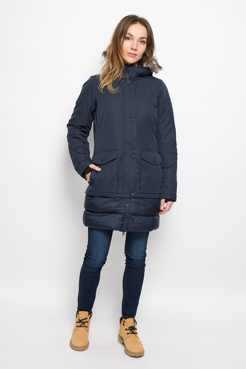 Пуховик женский The North Face Tuvu, цвет: темно-синий. T92UF6H2G. Размер L (46/48)T92UF6H2G Пуховик женский The North Face Tuvu, цвет: темно-синий. T92UF6H2G. Размер L (46/48)T92UF6H2GЖенский пуховик The North Face Tuvu с длинными рукавами и несъемным капюшоном выполнен из прочного полиэстера. Утеплитель - натуральный пух и перо. Объем капюшона регулируется при помощи шнурка-кулиски со стопперами. Капюшон украшен съемным искусственным мехом на застежке-молнии. Модель застегивается на застежку-молнию спереди и имеет ветрозащитный клапан на кнопках. Рукава дополнены внутренними манжетами с прорезями для больших пальцев. Изделие дополнено двумя втачными карманами на застежках-молниях и двумя накладными карманами с клапанами на кнопках спереди, а также внутренним втачным карманом на застежке-молнии.