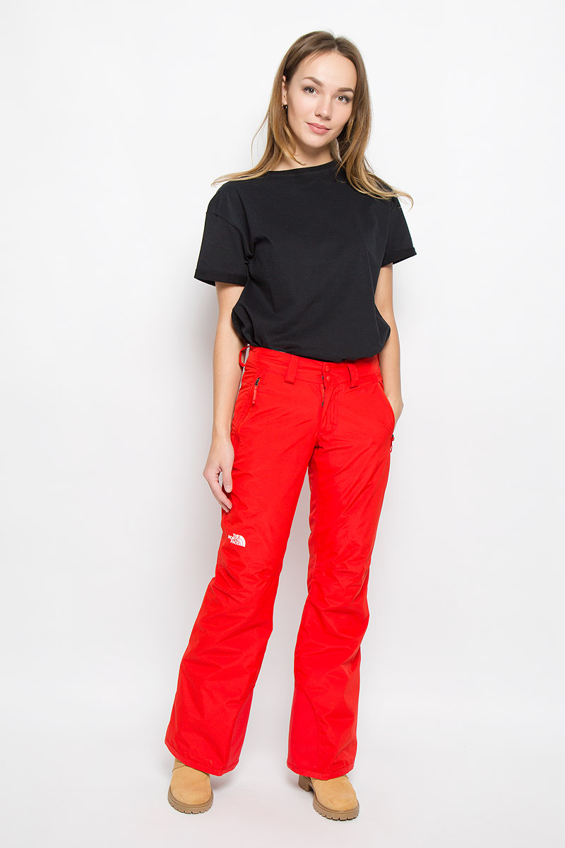 Брюки утепленные женские The North Face W Chavanne Pant, цвет: красный. T92UA6HCL. Размер S (42/44)T92UA6HCL Брюки утепленные женские The North Face W Chavanne Pant, цвет: красный. T92UA6HCL. Размер S (42/44)T92UA6HCLТеплые женские брюки The North Face W Chavanne Pant выполнены их полиэстера с покрытием из нейлона. Материал изготовлен при помощи технологии DryVent, которая обеспечивает превосходные водонепроницаемые и дышащие свойства, и остается сухой как изнутри, так и снаружи. Подкладка выполнена из нейлона и дополнена вставками из полиэстера. Утеплитель Heatseeker обеспечивает исключительное тепло даже в самую холодную погоду.Модель прямого кроя, застегиваются на две копки по поясу и имеют ширинку на застежке-молнии. На талии имеются шлевки для ремня. Низ брючин дополнен внутренними манжетами на резинках. Спереди брюки дополнены двумя втачными карманами на застежках-молниях. Модель оформлена термоаппликациями с названием бренда.