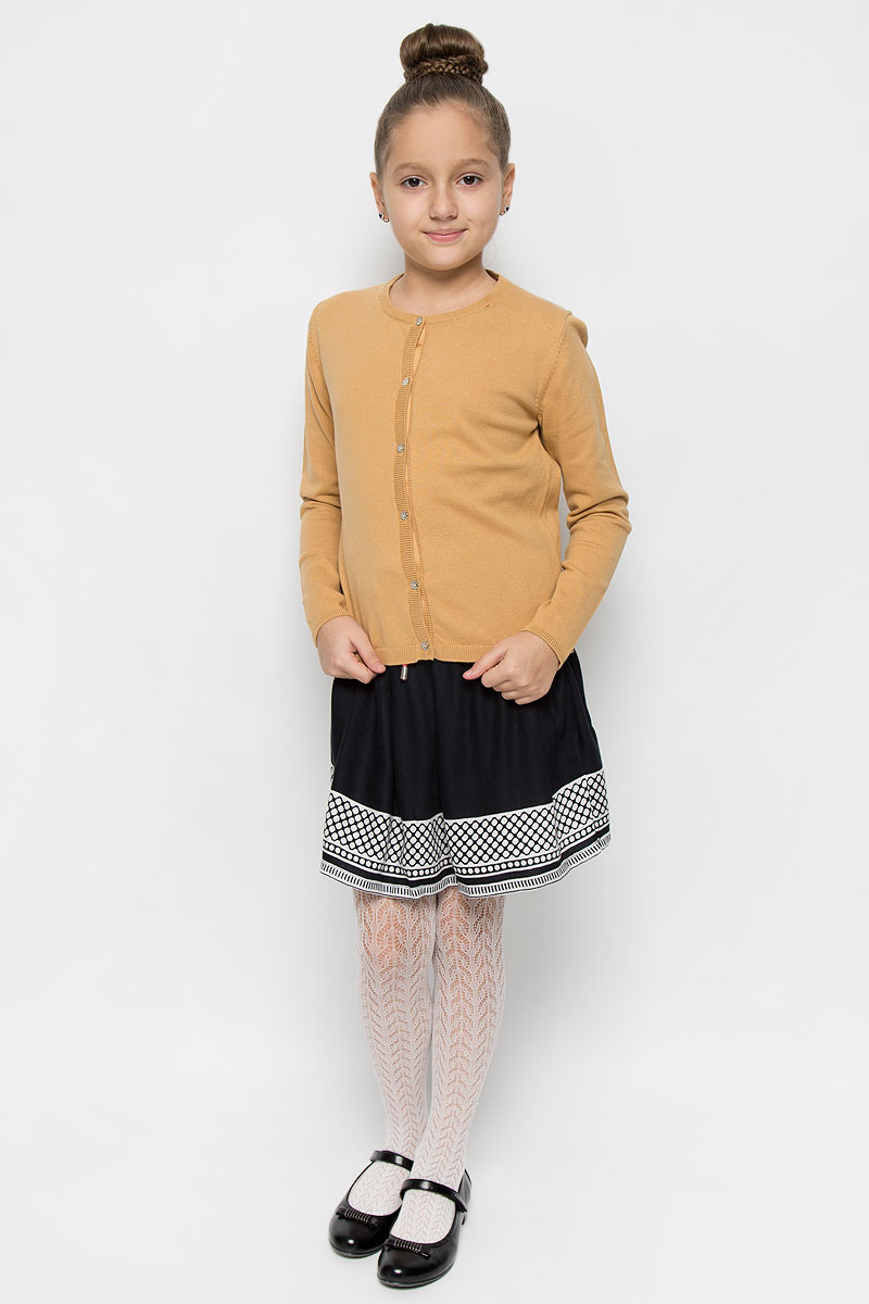 Кардиган для девочки Button Blue, цвет: песочный. 216BBGC35021700. Размер 146, 11 лет216BBGC35021700 Кардиган для девочки Button Blue, цвет: песочный. 216BBGC35021700. Размер 146, 11 лет216BBGC35021700Стильный кардиган Button Blue, изготовленный из хлопка и нейлона, станет отличным дополнением к гардеробу вашей девочки. Материал изделия приятный на ощупь, не сковывает движений, обеспечивая наибольший комфорт.Модель с круглым вырезом горловины и длинными рукавами застегивается на шесть металлических пуговиц. Горловина, манжеты рукавов, планка и низ кардигана связаны резинкой. Нижняя часть модели по боковым швам дополнена небольшими разрезами.