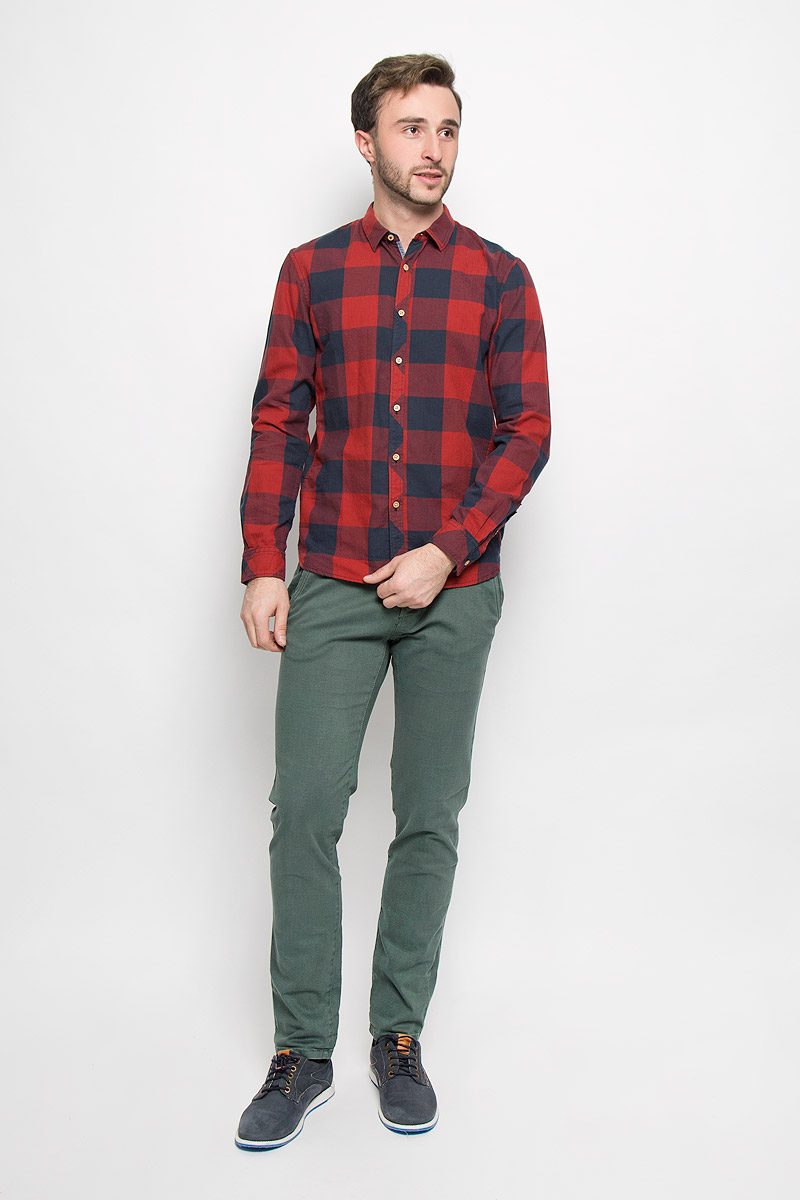 Рубашка мужская Tom Tailor Denim, цвет: красный, темно-синий. 2032524.62.12_2801. Размер L (50)2032524.62.12_2801 Рубашка мужская Tom Tailor Denim, цвет: красный, темно-синий. 2032524.62.12_2801. Размер L (50)2032524.62.12_2801Мужская рубашка Tom Tailor Denim выполнена из натурального хлопка. Модель приталенного кроя с длинными рукавами и отложным воротником застегивается на пуговицы по всей длине и оформлена принтом в клетку. Манжеты рукавов оснащены застежками-пуговицами.