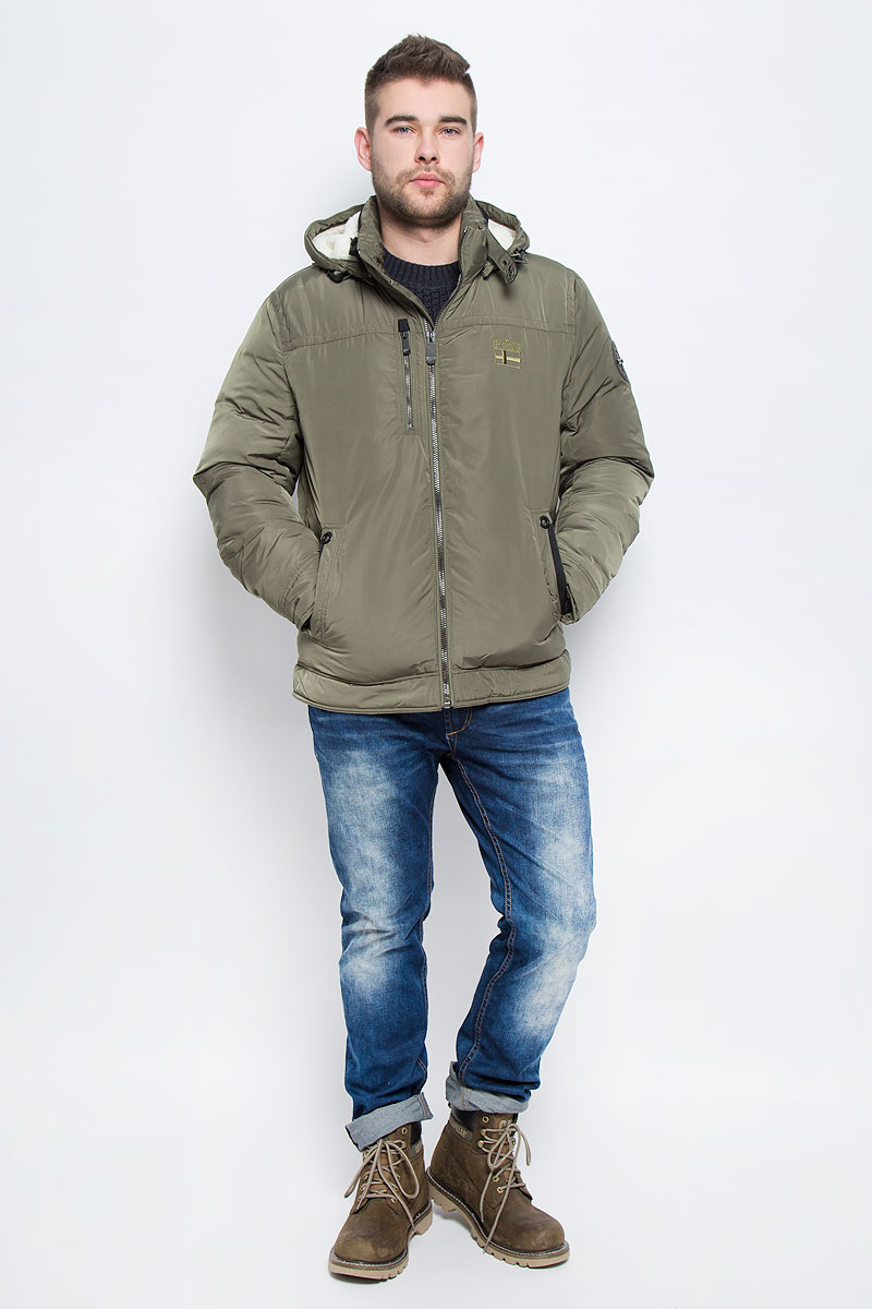 Куртка мужская Finn Flare, цвет: хаки. W16-22000_900. Размер XL (52)W16-22000_900 Куртка мужская Finn Flare, цвет: хаки. W16-22000_900. Размер XL (52)W16-22000_900Мужская куртка Finn Flare с длинными рукавами, воротником-стойкой и съемным капюшоном на кнопках выполнена из полиэстера. Наполнитель - синтепон. Капюшон изделия оснащен шнурком-кулиской. Объем воротника регулируется при помощи узкого ремешка с металлической пряжкой. Куртка застегивается на застежку-молнию спереди. Изделие оснащено двумя накладными карманами на кнопках и втачным карманом на застежке-молнии спереди, а также одним внутренним втачным карманом на застежке-молнии и двумя накладными карманами. Рукава дополнены внутренними трикотажными манжетами.