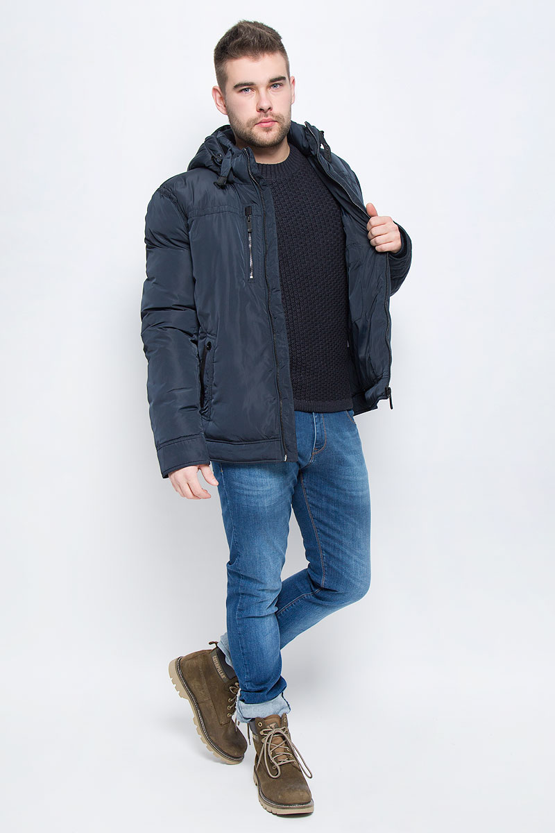 Куртка мужская Finn Flare, цвет: темно-синий. W16-22000_101. Размер XXXL (56)W16-22000_101 Куртка мужская Finn Flare, цвет: темно-синий. W16-22000_101. Размер XXXL (56)W16-22000_101Мужская куртка Finn Flare с длинными рукавами, воротником-стойкой и съемным капюшоном на кнопках выполнена из полиэстера. Наполнитель - синтепон. Капюшон изделия оснащен шнурком-кулиской. Объем воротника регулируется при помощи узкого ремешка с металлической пряжкой. Куртка застегивается на застежку-молнию спереди. Изделие оснащено двумя накладными карманами на кнопках и втачным карманом на застежке-молнии спереди, а также одним внутренним втачным карманом на застежке-молнии и двумя накладными карманами. Рукава дополнены внутренними трикотажными манжетами.
