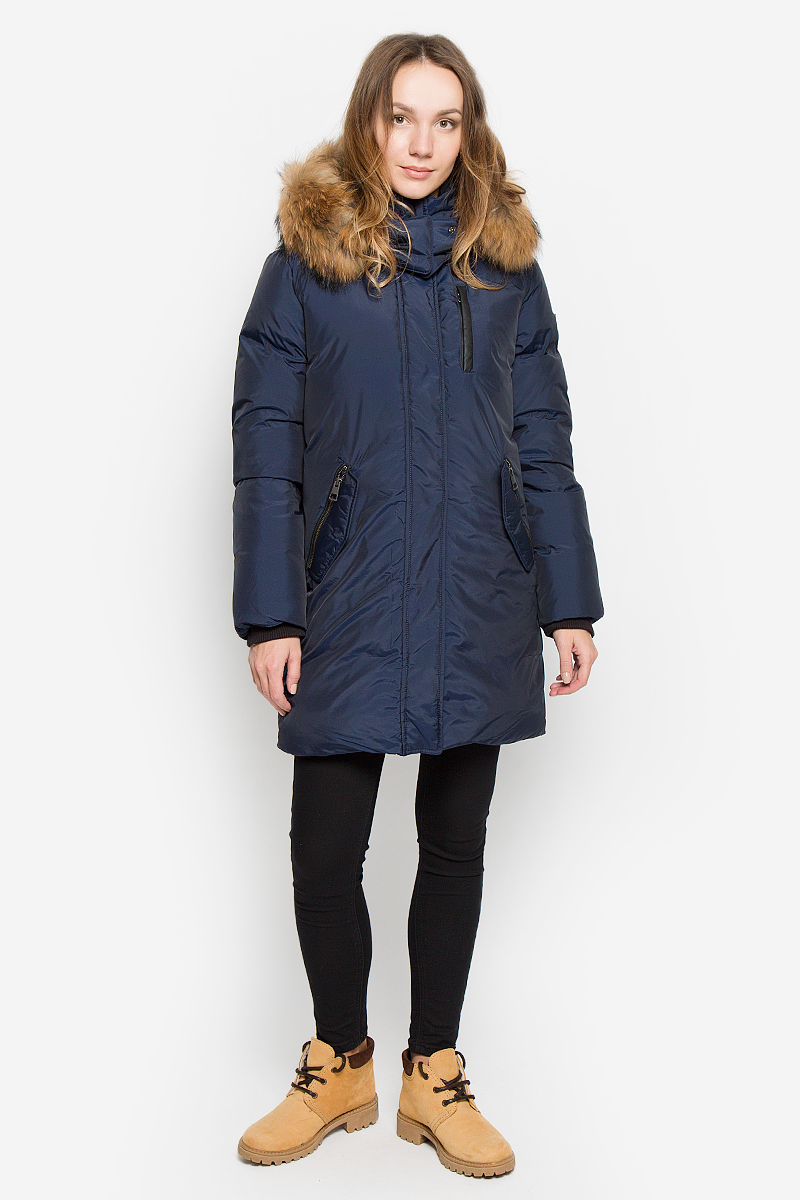 Пуховик женский Baon, цвет: темно-синий. B006547. Размер M (46)B006547_DARK NAVY Пуховик женский Baon, цвет: темно-синий. B006547. Размер M (46)B006547_DARK NAVYЖенский пуховик Baon с длинными рукавами, воротником-стойкой и съемным капюшоном на застежке-молнии выполнен из прочного полиэстера с добавлением полиамида. Наполнитель - натуральный пух и перо. Объем капюшона регулируется при помощи шнурка-кулиски. Капюшон украшен натуральным мехом на липучках. Модель застегивается на застежку-молнию спереди и имеет ветрозащитный клапан на кнопках. Изделие дополнено четырьмя втачными карманами на застежках-молниях спереди и внутренним втачным карманом на застежке-молнии. Рукава оснащены внутренними трикотажными манжетами.