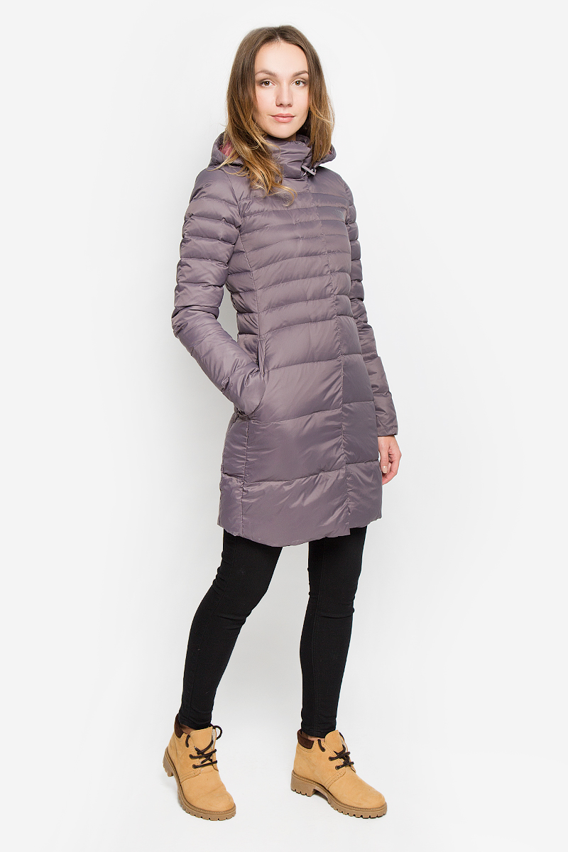Пальто женское The North Face Kings Canyon Parka, цвет: сиренево-серый. T92TUMHCW. Размер XS (40/42)T92TUMHCW Пальто женское The North Face Kings Canyon Parka, цвет: сиренево-серый. T92TUMHCW. Размер XS (40/42)T92TUMHCWСтильное женское пальто The North Face Kings Canyon Parka изготовлено из высококачественного нейлона. В качестве утеплителя используется гусиный пух с добавлением гусиного пера. Пальто с воротником-стойкой и съемным капюшоном, дополненным эластичным шнурком, застегивается на пластиковую молнию и на клапан с кнопками. Капюшон пристегивается к пальто с помощью застежки-молнии. Спереди расположены два прорезных кармана на застежках-молниях. Нижняя часть рукавов с внутренней стороны присборена.