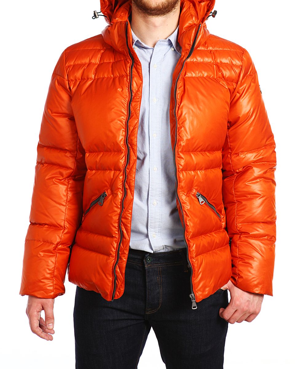 Пуховик мужской Xaska, цвет: темно-оpанжевый. 15507. Размер 5415507_Dark Orange Пуховик мужской Xaska, цвет: темно-оpанжевый. 15507. Размер 5415507_Dark OrangeПуховик мужской Xaska изготовлена из высококачественного полиэстера. В качестве утеплителя используется гусиный пух с добавлением пера. Пуховик с съемным капюшоном застегивается на застежку-молнию, а также дополнительно имеет внутреннюю ветрозащитную планку. Капюшон оснащен текстильным шнурком со стопперами. Капюшон крепиться к пуховику при помощи застежки-молнии. Рукава дополнены внутренними эластичными манжетами. Объем по низу регулируется с помощью эластичного шнурка со стопперами. Спереди имеются два прорезных кармана на застежках-молниях, внутри модель также дополнена двумя карманами на застежках-молниях. На левом рукаве расположена небольшая металлическая пластина с названием бренда.