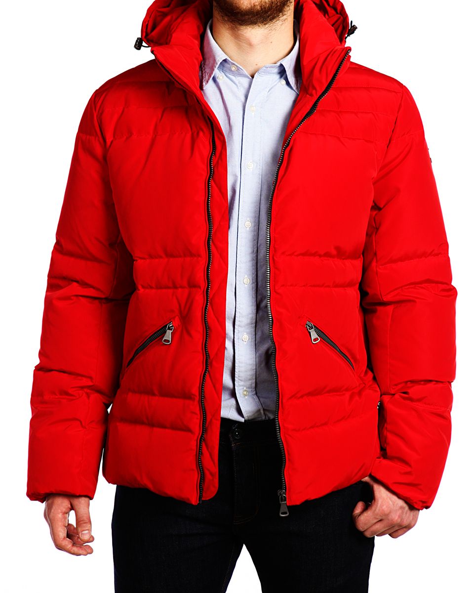 Пуховик мужской Xaska, цвет: кpасный. 15507. Размер 5015507_Urban Red Пуховик мужской Xaska, цвет: кpасный. 15507. Размер 5015507_Urban RedПуховик мужской Xaska изготовлена из высококачественного полиэстера. В качестве утеплителя используется гусиный пух с добавлением пера. Пуховик с съемным капюшоном застегивается на застежку-молнию, а также дополнительно имеет внутреннюю ветрозащитную планку. Капюшон оснащен текстильным шнурком со стопперами. Капюшон крепиться к пуховику при помощи застежки-молнии. Рукава дополнены внутренними эластичными манжетами. Объем по низу регулируется с помощью эластичного шнурка со стопперами. Спереди имеются два прорезных кармана на застежках-молниях, внутри модель также дополнена двумя карманами на застежках-молниях. На левом рукаве расположена небольшая металлическая пластина с названием бренда.