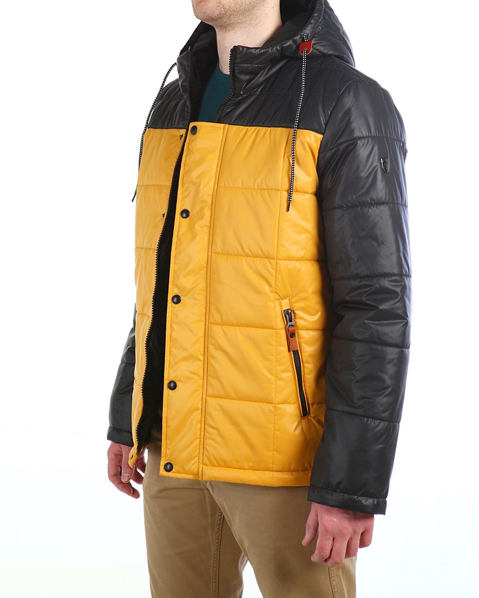 Куртка мужская Xaska, цвет: чеpный, желтый. 16603. Размер 4616603_Black/Yellow Куртка мужская Xaska, цвет: чеpный, желтый. 16603. Размер 4616603_Black/YellowМужская куртка Xaska изготовлена из высококачественного полиэстера. В качестве утеплителя используется полиэстер. Куртка с несъемным капюшоном застегивается на застежку-молнию, а также дополнительно имеет ветрозащитную планку на кнопках. Капюшон оснащен текстильным шнурком со стопперами. Рукава дополнены внутренними эластичными манжетами. Объем по низу регулируется с помощью эластичного шнурка со стопперами. Спереди имеются два прорезных кармана на застежках-молниях, на внутренней стороне также имеются два прорезных кармана на молниях. На левом рукаве расположена небольшая металлическая пластина с названием бренда.