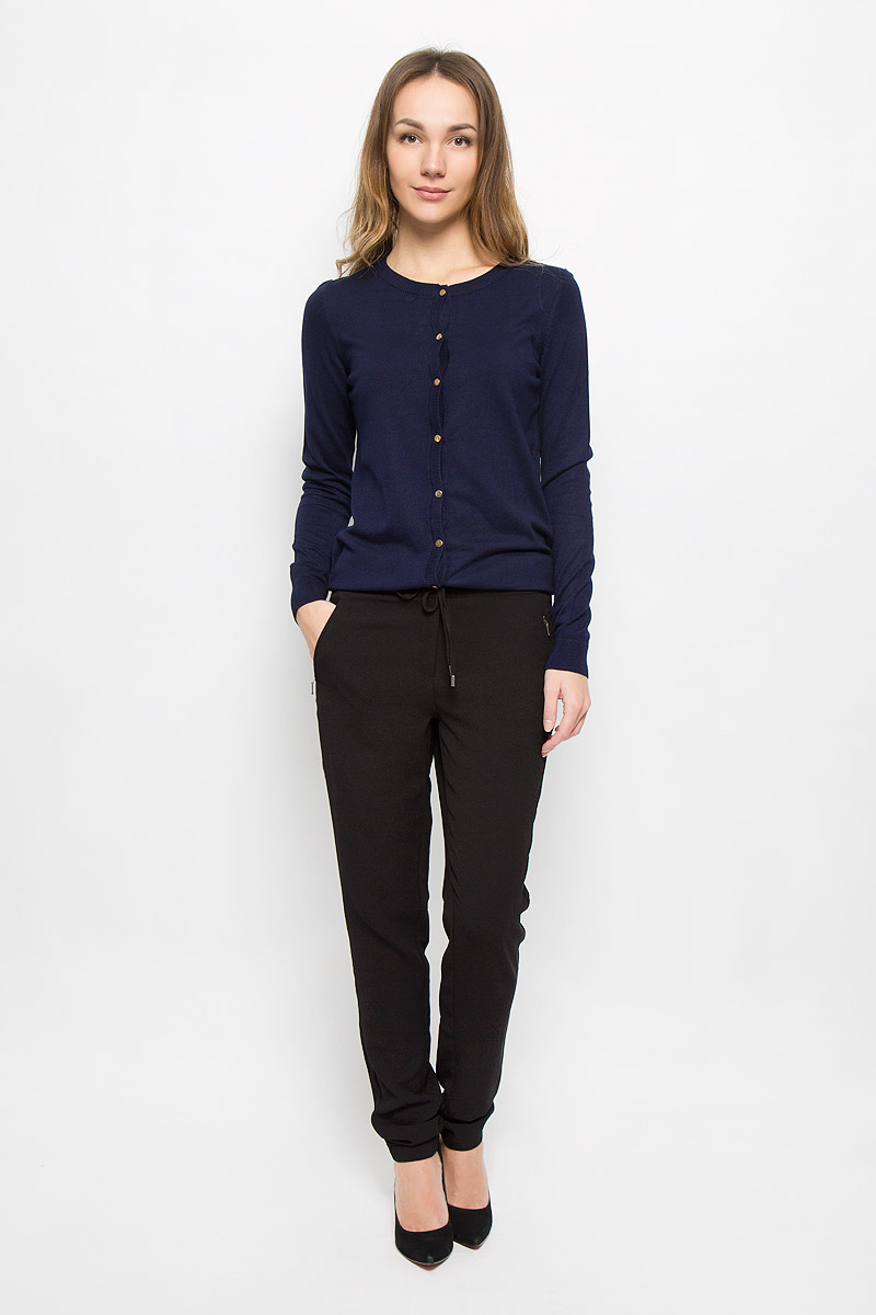 Брюки женские Tom Tailor Contemporary, цвет: черный. 6404512.00.75_2999. Размер 38 (44)6404512.00.75_2999 Брюки женские Tom Tailor Contemporary, цвет: черный. 6404512.00.75_2999. Размер 38 (44)6404512.00.75_2999Женские брюки Tom Tailor Contemporary прямого кроя и стандартной посадки изготовлены из эластичного полиэстера. Брюки застегиваются на ширинку на застежке-молнии, крючки и пуговицу. Пояс дополнен шнурком-кулиской. Изделие оснащено двумя втачными карманами на застежках-молниях спереди. Брюки слегка заужены к низу.
