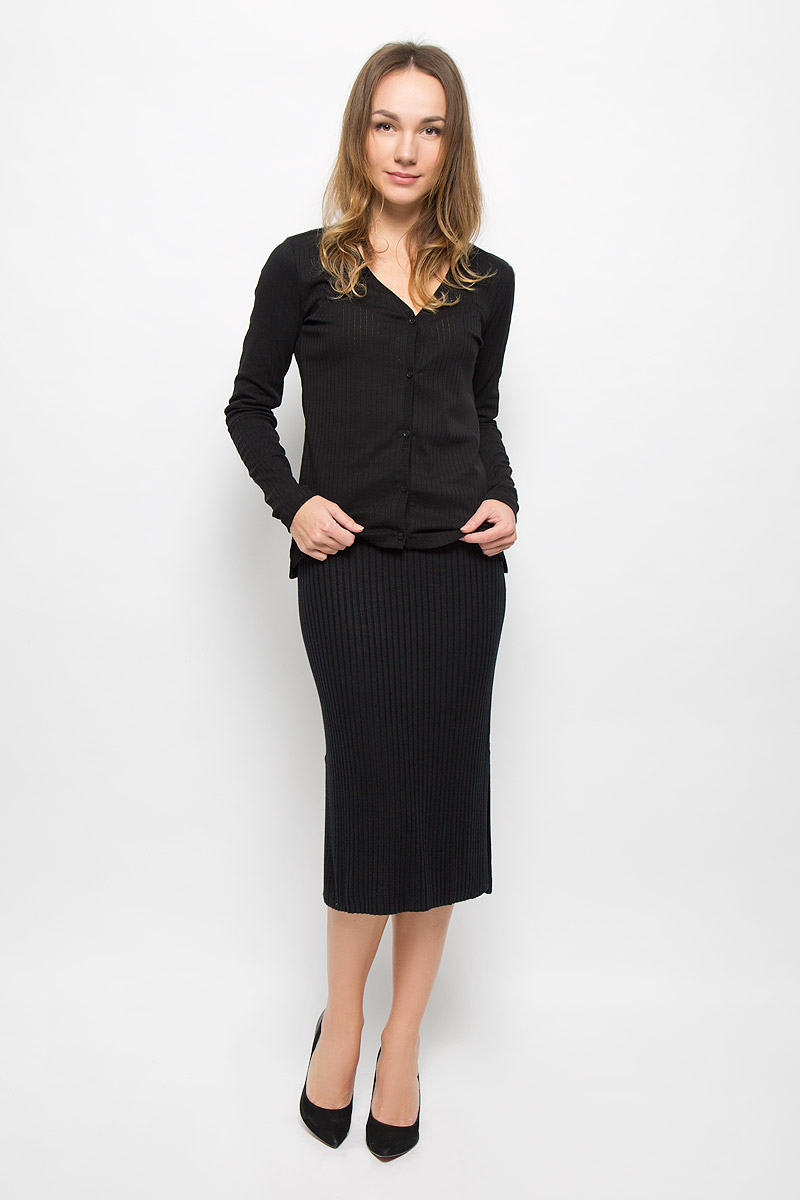 Джемпер женский Tom Tailor Denim, цвет: черный. 1036297.00.71_2999. Размер L (48)1036297.00.71_2999 Джемпер женский Tom Tailor Denim, цвет: черный. 1036297.00.71_2999. Размер L (48)1036297.00.71_2999Женский джемпер Tom Tailor Denim изготовлен из хлопка с добавлением полиэстера и эластана. Модель с V-образным вырезом горловины и длинными рукавами застегивается спереди на пять пуговиц. Спинка модели немного удлинена. Нижняя часть изделия по боковым швам дополнена небольшими разрезами.