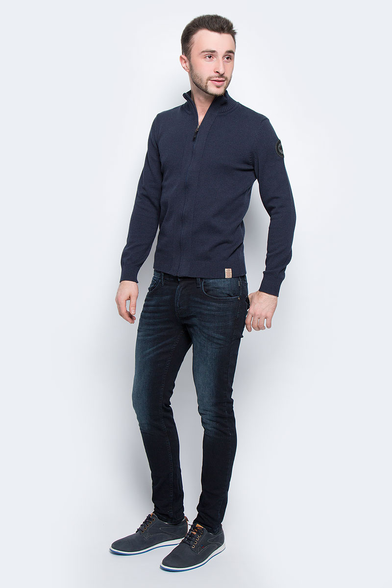Кофта мужская Tom Tailor, цвет: темно-синий. 3021962.00.10_6905. Размер XXL (54)3021962.00.10_6905 Кофта мужская Tom Tailor, цвет: темно-синий. 3021962.00.10_6905. Размер XXL (54)3021962.00.10_6905Мужская кофта Tom Tailor выполнена из натурального хлопка. Модель с воротником-стойкой и длинными рукавами застегивается на застежку-молнию. Воротник, низ рукавов и низ изделия связаны резинкой. Модель оформлена принтовым надписями на спинке и фирменными нашивками по низу спереди и на левом рукаве.