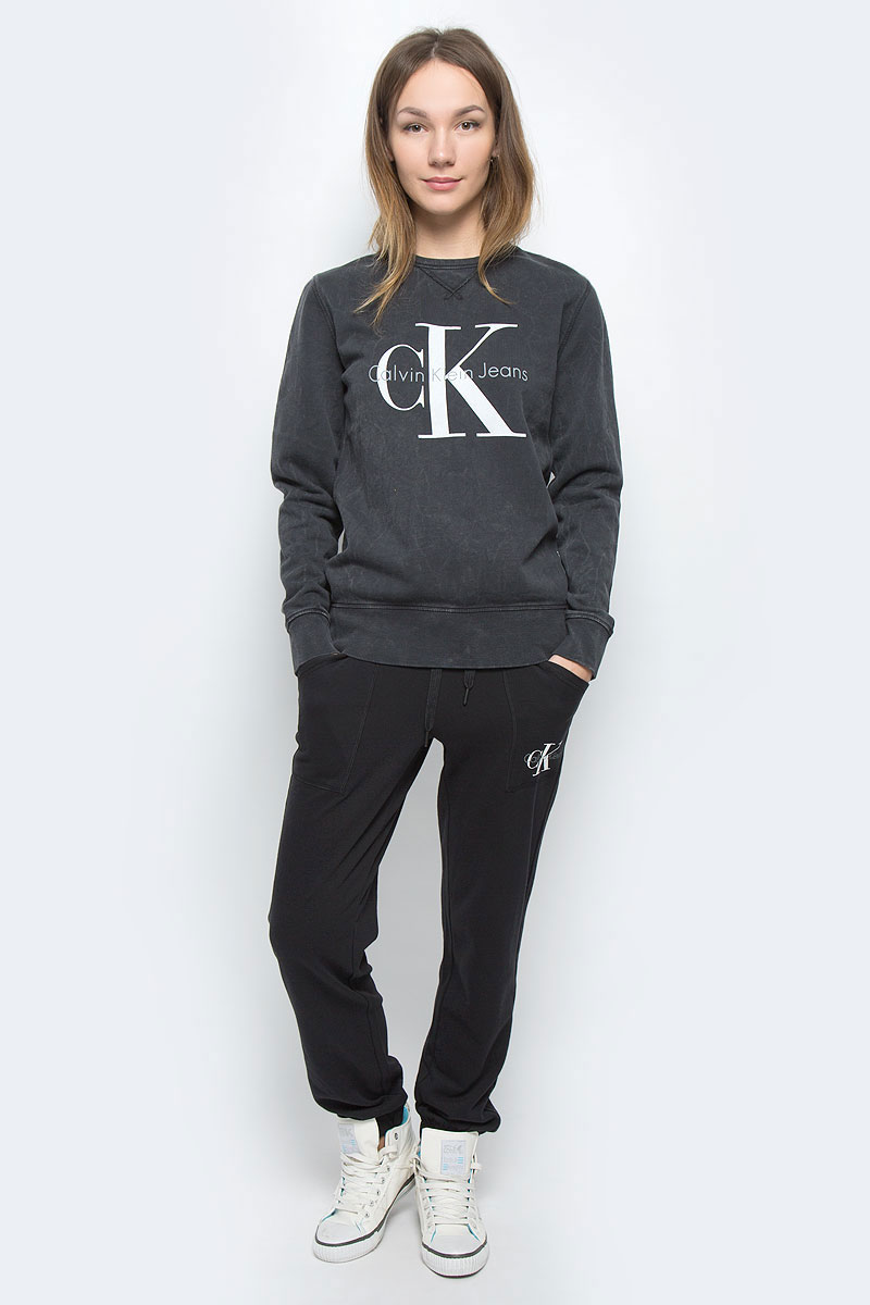 Свитшот женский Calvin Klein Jeans, цвет: темно-серый. J20J200781_0990. Размер XS (40)28600036/43127/2500M Свитшот женский Calvin Klein Jeans, цвет: темно-серый. J20J200781_0990. Размер XS (40)28600036/43127/2500MЖенский свитшот Calvin Klein Jeans выполнен из натурального хлопка и дополнен вставками из эластичного хлопка. Модель с круглым вырезом горловины и длинными рукавами. Низ рукавов и низ изделия дополнены эластичными манжетами. Свитшот оформлен символикой бренда.