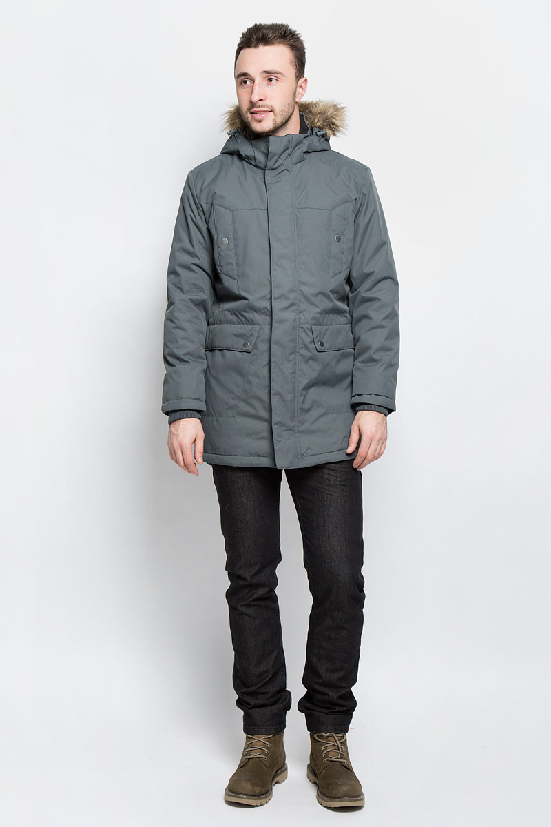 Парка мужская Jack & Jones, цвет: серо-зеленый. 12108674. Размер XL (50)12108674_Urban Chic Парка мужская Jack & Jones, цвет: серо-зеленый. 12108674. Размер XL (50)12108674_Urban ChicМужская парка Jack & Jones выполнена из 100% полиэстера. В качестве подкладки и утеплителя также используется полиэстер. Модель с воротником-стойкой, несъемным капюшоном и длинными рукавами застегивается на застежку-молнию с двумя бегунками и дополнительно имеют ветрозащитную планку на кнопках. Капюшон дополнен эластичным шнурком-кулиской со стоплерами и оформлен искусственным мехом. Низ рукавов дополнен внутренними эластичными манжетами. Объем по линии талии регулируется за счет внутреннего эластичного шнурка-кулиски со стоплерами. Спереди расположено два прорезных кармана с клапанами на кнопках, два прорезных кармана на кнопках и два открытых кармана на кнопках, а с внутренней стороны - два прорезных кармана на кнопке.