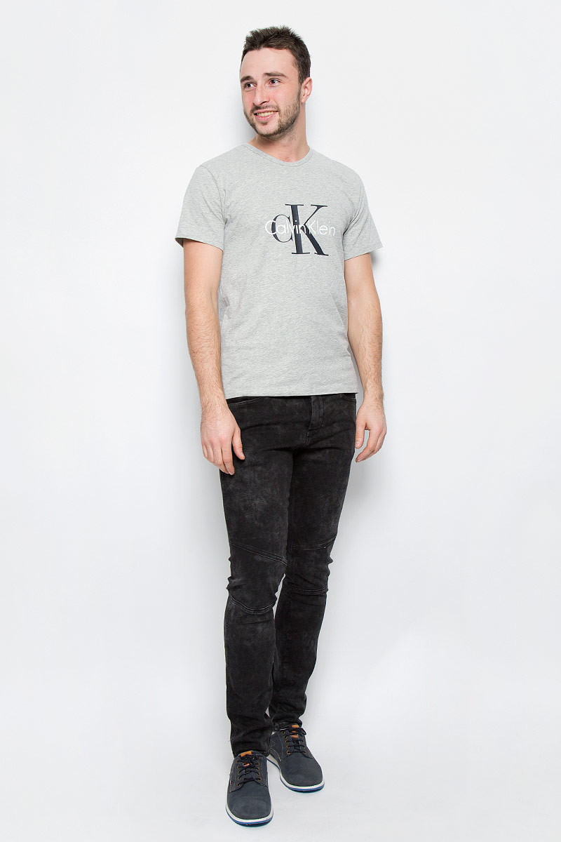 Футболка мужская Calvin Klein Underwear, цвет: серый. NM1328A_080. Размер XL (54)NM1328A_080 Футболка мужская Calvin Klein Underwear, цвет: серый. NM1328A_080. Размер XL (54)NM1328A_080Мужская футболка Calvin Klein Underwear выполнена из эластичного хлопка. Модель с круглым вырезом горловины и короткими рукавами оформлена брендовым логотипом. Горловина дополнена трикотажной резинкой.