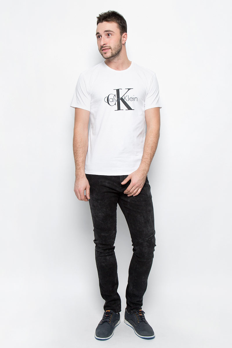 Футболка мужская Calvin Klein Underwear, цвет: белый. NM1328A_100. Размер M (48)NM1328A_100 Футболка мужская Calvin Klein Underwear, цвет: белый. NM1328A_100. Размер M (48)NM1328A_100Мужская футболка Calvin Klein Underwear выполнена из эластичного хлопка. Модель с круглым вырезом горловины и короткими рукавами оформлена брендовым логотипом. Горловина дополнена трикотажной резинкой.