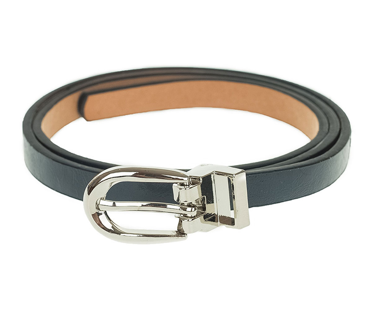 Ремень для девочки M&D, цвет: темно-синий. SR14180-29. Размер 80SR14180-29 Ремень для девочки M&D, цвет: темно-синий. SR14180-29. Размер 80SR14180-29Стильный ремень для девочки M&D станет великолепным дополнением для школьной формы или повседневной одежды девочки. Узкий ремень изготовлен из искусственной кожи и оформлен естественным тиснением. Небольшая металлическая пряжка серебристого цвета позволит легко и быстро зафиксировать ремень и отрегулировать его длину. Элегантный ремень превосходно сочетается с любыми нарядами. Благодаря этому стильному ремню, ваша малышка всегда будет в центре внимания!Уважаемые клиенты! Обращаем ваше внимание на тот факт, что размер ремня, доступный для заказа, является его длиной.