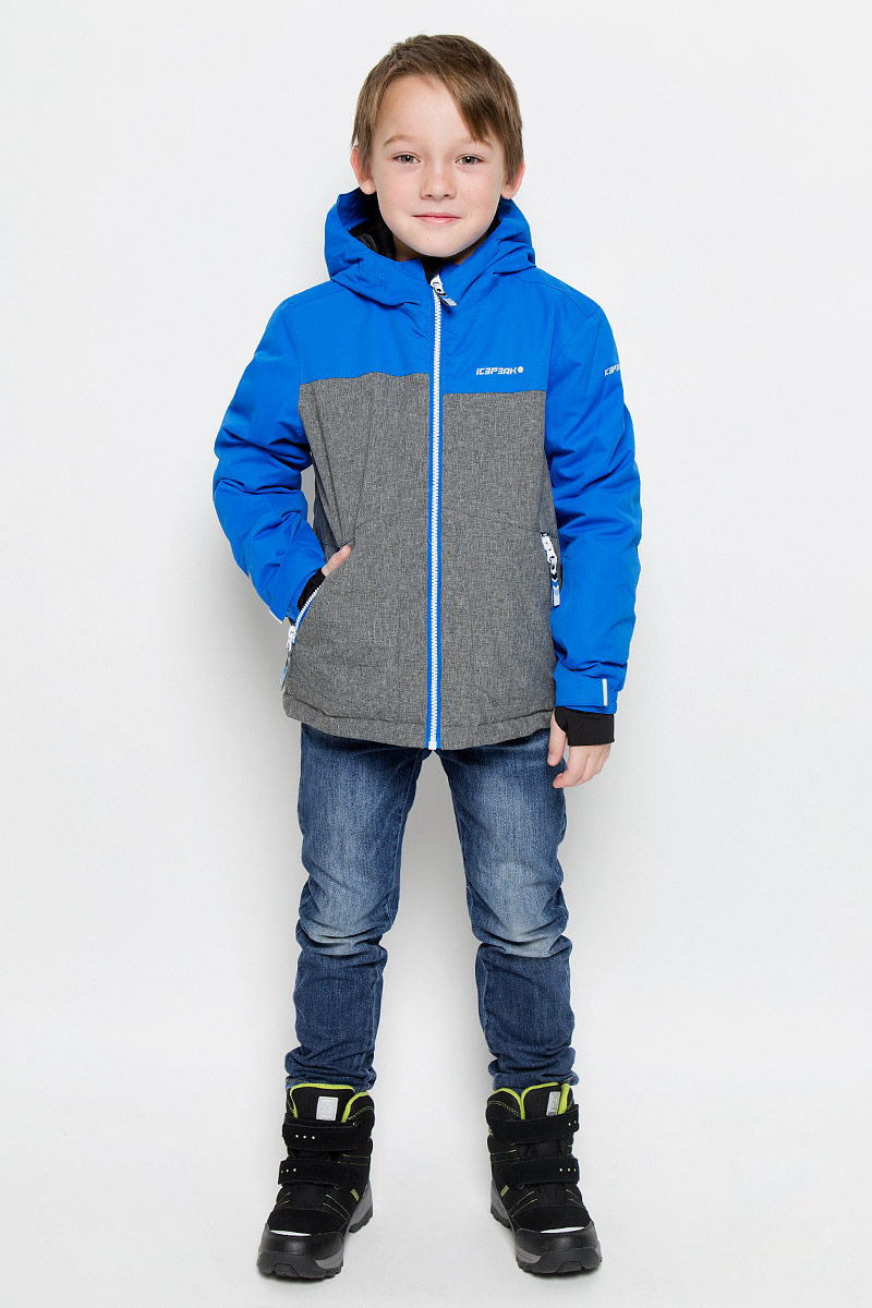 Куртка для мальчика Icepeak Harry Jr, цвет: синий, серый. 650025805IV. Размер 128650025805IV Куртка для мальчика Icepeak Harry Jr, цвет: синий, серый. 650025805IV. Размер 128650025805IVКуртка, изготовленная из водоотталкивающей и ветрозащитной ткани, утеплена синтепоном. В качестве подкладки используется полиэстер. Куртка с капюшоном застегивается на молнию. Капюшон не отстегивается. Рукава дополнены внутренними манжетами с отверстиями для большого пальца. Также манжеты дополнены хлястиками на липучках. С внутренней стороны у модели предусмотрена снегозащитная юбка. Куртка дополнена двумя врезными карманами на застежках-молниях и потайными карманами на молнии и для шапки. На левом рукаве предусмотрен карман для ski pass. Низ куртки дополнен кулиской со стопперами.Изделие дополнено светоотражающим элементом для безопасности ребенка в темное время суток.