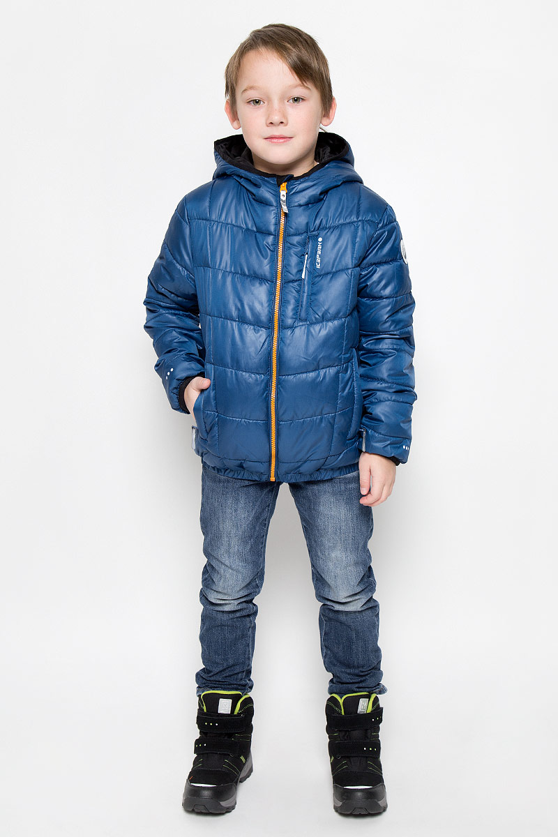 Куртка для мальчика Icepeak Robbie Jr, цвет: синий. 650015507IV. Размер 116650015507IV Куртка для мальчика Icepeak Robbie Jr, цвет: синий. 650015507IV. Размер 116650015507IVКуртка, изготовленная из водоотталкивающей и ветрозащитной ткани, утеплена синтепоном. В качестве подкладки используется полиэстер. Куртка с капюшоном застегивается на молнию. Капюшон не отстегивается. Края рукавов и капюшона дополнены эластичными трикотажными резинками. Модель дополнена двумя прорезными карманами на молниях и одним нагрудным кармашком на молнии. Низ изделия дополнен эластичной резинкой.Изделие дополнено светоотражающим элементом для безопасности ребенка в темное время суток.