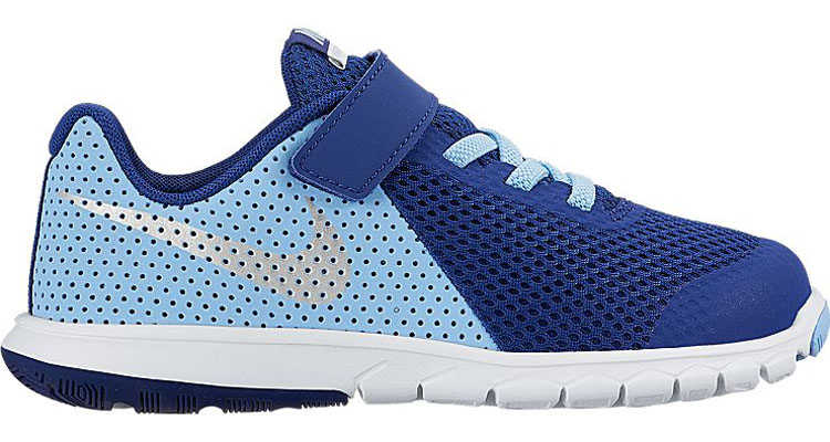 Кроссовки детские Nike Flex Experience 5, цвет: темно-синий, голубой. 844992-400. Размер 1,5 (32)844992-400 Кроссовки детские Nike Flex Experience 5, цвет: темно-синий, голубой. 844992-400. Размер 1,5 (32)844992-400Стильные детские кроссовки Flex Experience 5 от Nike выполнены из дышащего сетчатого материала и натуральной кожи, оформленной перфорацией, и дополнены бесшовными накладками. Внутренняя поверхность и стелька из текстиля комфортны при движении. Эластичная шнуровка и ремешок с застежкой-липучкой надежно зафиксирует модель на ноге. Промежуточная подошва обеспечивает дополнительную амортизацию. Шестигранные эластичные желобки на подошве гарантируют максимально естественные движения.