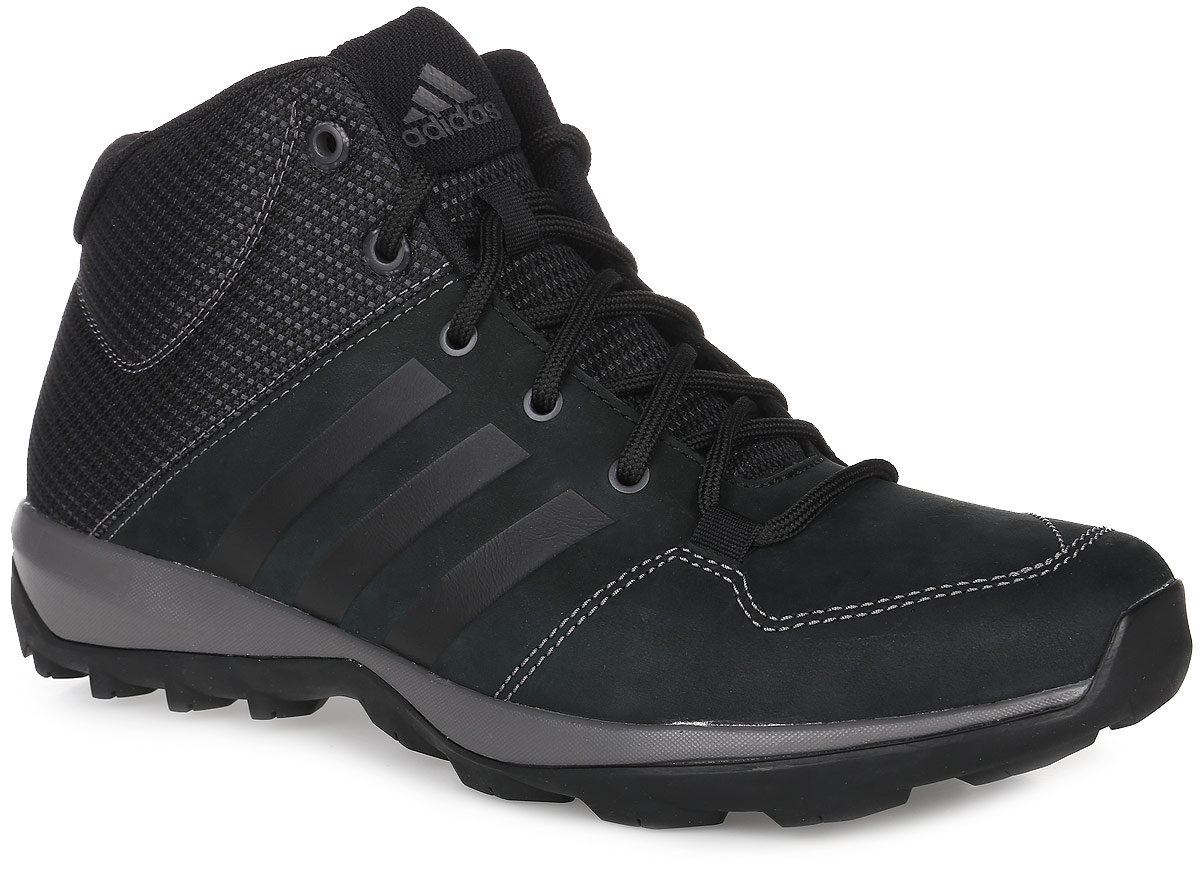 Ботинки мужские adidas Daroga Plus Mid, цвет: черный. B27276. Размер 7,5 (40)B27276 Ботинки мужские adidas Daroga Plus Mid, цвет: черный. B27276. Размер 7,5 (40)B27276Мужские высокие ботинки Daroga Plus Mid от adidas с текстильным голенищем и дышащей сетчатой подкладкой выполнены из мягкого нубука. Легкая и упругая промежуточная подошва и цепкая подметка Traxion обеспечивают комфорт и устойчивость на пересеченной местности, специальный глубокий протектор адаптирован для оптимального сцепления даже с мокрыми поверхностями. Вставка Adiprene в пяточной части обеспечивает превосходную амортизацию при ударных нагрузках. Классическая шнуровка надежно зафиксирует модель на ноге. По бокам модель оформлена фирменными тремя полосками.