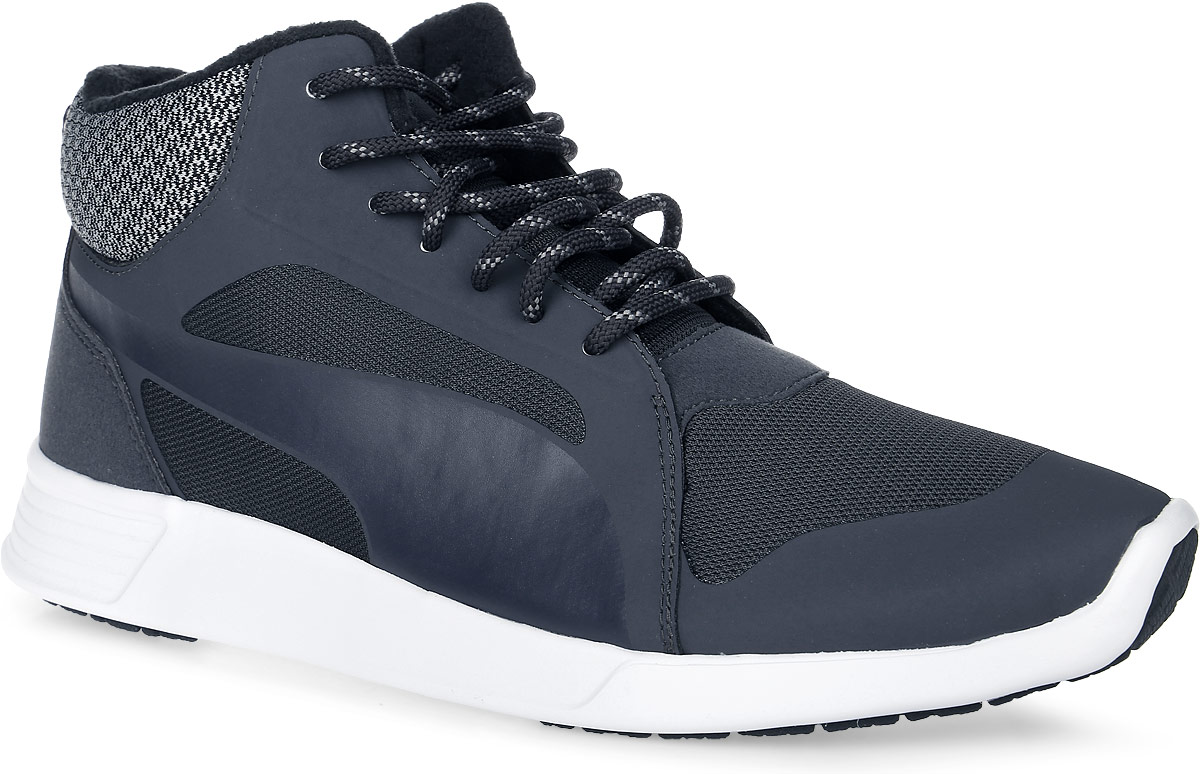 Ботинки мужские Puma ST Trainer Evo Demi Twill, цвет: серый. 36121901. Размер 9,5 (43)36121901 Ботинки мужские Puma ST Trainer Evo Demi Twill, цвет: серый. 36121901. Размер 9,5 (43)36121901Модель ST Trainer Evo Demi Twill от Puma представляет собой новую версию легендарных тренировочных кроссовок, которой добавлена высота голенища, что делает ее более подходящими для носки в холодную погоду. Среди других зимних элементов следует отметить обтачку голенища плотной тканью, стильную систему шнуровки, характерную для туристских ботинок, а также мягкую, теплую и уютную подкладку. Кроме того, носок и задник снабжены специальными резиновыми накладками в месте соединения с внешней подошвой, что обеспечивает отличное сцепление с поверхностью даже в гололед.