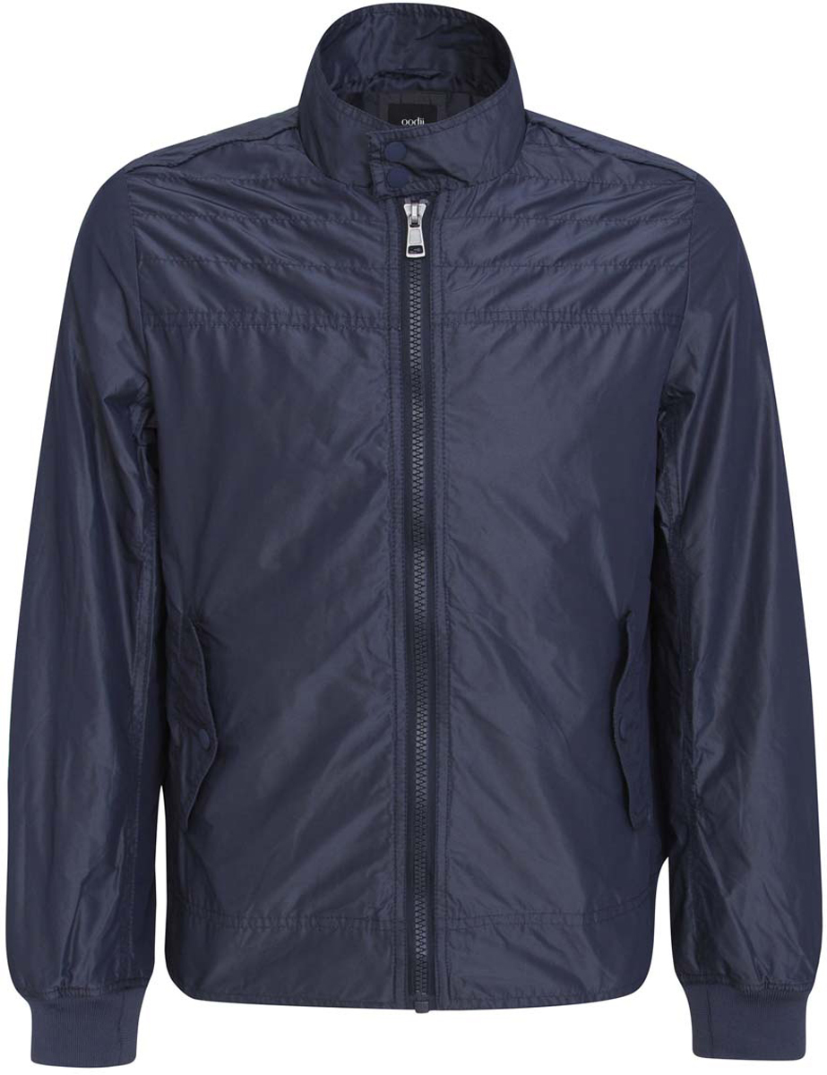 Куртка мужская oodji, цвет: темно-синий. 1L511042M/23478N/7900N. Размер XL (56-182)1L511042M/23478N/7900N Куртка мужская oodji, цвет: темно-синий. 1L511042M/23478N/7900N. Размер XL (56-182)1L511042M/23478N/7900NМужская куртка oodji изготовлена из полиэстера. Модель застегивается на застежку-молнию, воротник - на две металлические кнопки. Спереди расположены два прорезных кармана с клапанами на кнопках. С внутренней стороны куртки расположен прорезной карман на застежке-молнии.
