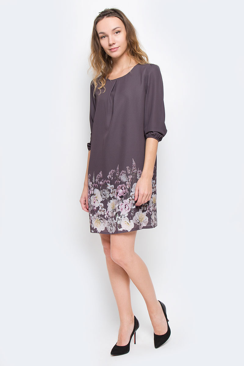 Платье Sela Casual, цвет: серо-коричневый. D-117/1036-6310. Размер XS (42)D-117/1036-6310 Платье Sela Casual, цвет: серо-коричневый. D-117/1036-6310. Размер XS (42)D-117/1036-6310Платье Sela Casual выполнено из полиэстера и дополнено тонкой подкладкой. Модель с круглым вырезом горловины и рукавами длинной 7/8 застегивается сзади на небольшую пуговичку расположенную на горловине. Платье-миди спереди дополнено встречной складкой и по подолу оформлено цветочным принтом.