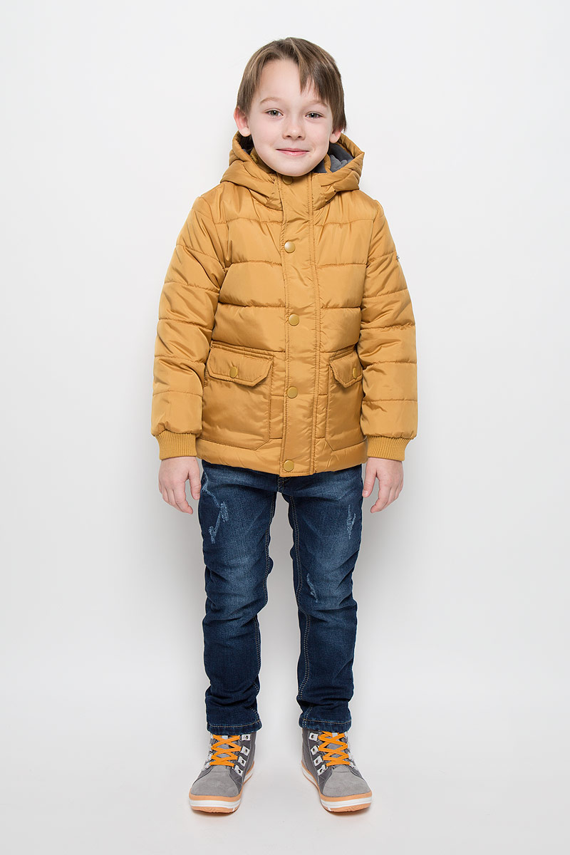 Куртка для мальчика Button Blue, цвет: горчичный. 216BBBC41020400. Размер 98, 3 года216BBBC41020400 Куртка для мальчика Button Blue, цвет: горчичный. 216BBBC41020400. Размер 98, 3 года216BBBC41020400Куртка для мальчика Button Blue c длинными рукавами, воротником-стойкой и несъемным капюшоном выполнена из прочного полиэстера. Подкладка капюшона и воротника-стойки выполнена из мягкого флиса. Наполнитель - синтепон. Объем капюшона регулируется при помощи шнурка-кулиски со стопперами. Модель застегивается на застежку-молнию спереди и имеет ветрозащитный клапан на кнопках. Изделие имеет два накладных открытых кармана и два накладных кармана на клапанах с кнопками спереди. Рукава оснащены трикотажными манжетами.