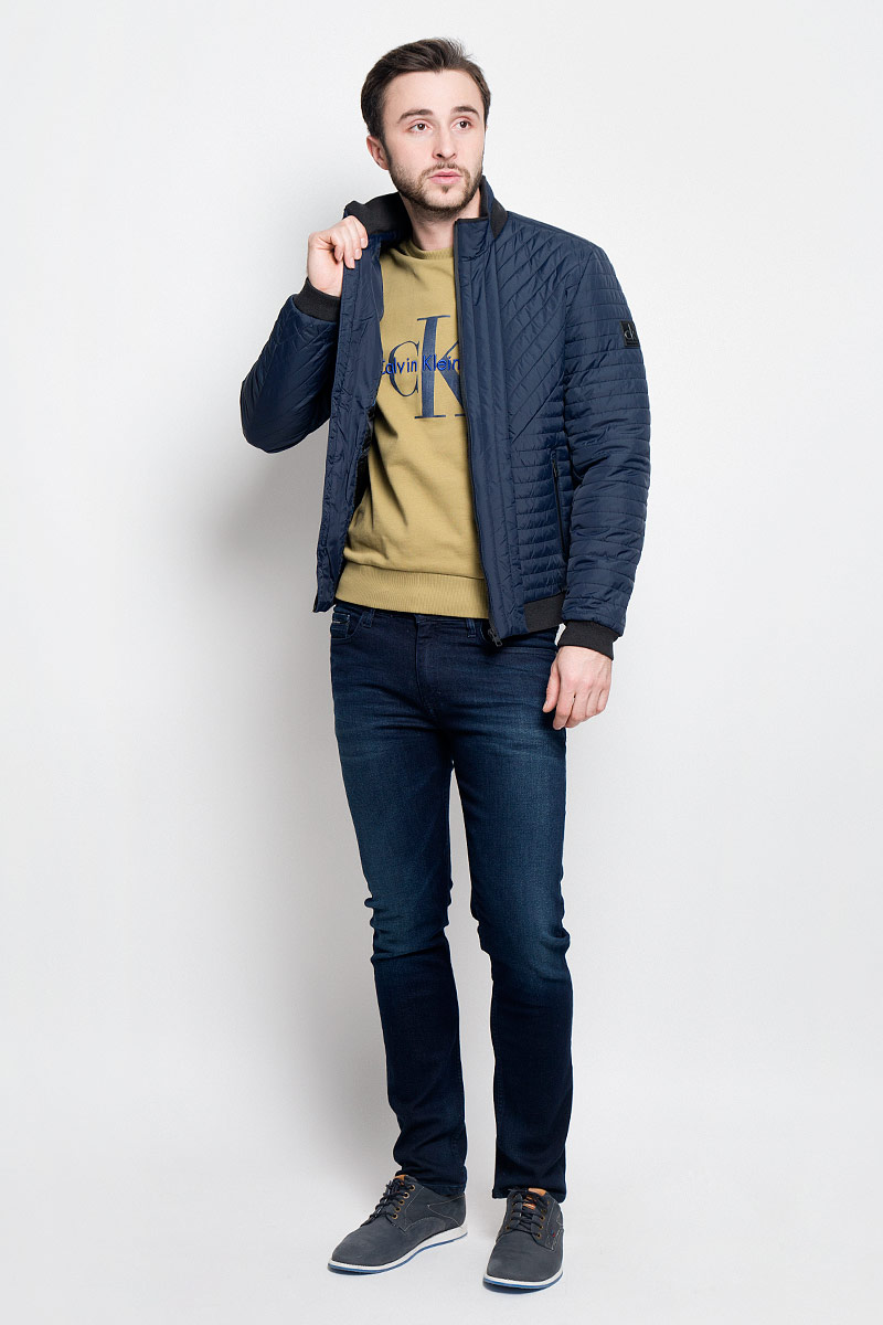 Куртка мужская Calvin Klein Jeans, цвет: темно-синий. J30J304274_4020. Размер S (46)J30J304274_4020 Куртка мужская Calvin Klein Jeans, цвет: темно-синий. J30J304274_4020. Размер S (46)J30J304274_4020Стильная мужская куртка Calvin Klein Jeans изготовлена из высококачественного полиамида с подкладкой из полиэстера. В качестве наполнителя используется полиэстер.Куртка с воротником-стойкой застегивается на застежку-молнию. Воротник дополнен трикотажной резинкой. Спереди имеются два прорезных кармана на молниях, с внутренней стороны - прорезной карман. Манжеты рукавов и низ куртки дополнены трикотажными резинками.
