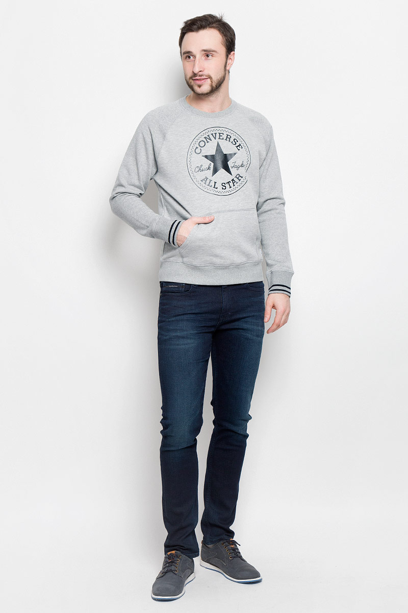 Толстовка мужской Converse Core Ext Tipped Rib Front Pkt Cp Crew, цвет: серый меланж. 10001106035. Размер S (46)10001106035 Толстовка мужской Converse Core Ext Tipped Rib Front Pkt Cp Crew, цвет: серый меланж. 10001106035. Размер S (46)10001106035Стильная и уютная мужская толстовка Converse Core Ext Tipped Rib Front Pkt Cp Crew изготовлена из хлопка и полиэстера. Лицевая сторона гладкая, изнаночная - с мягким начесом.Модель с круглым вырезом горловины и длинными рукавами-реглан не сковывает движений и обеспечивает наибольший комфорт. Горловина, манжеты рукавов и низ толстовки дополнены эластичными резинками. Спереди модель имеет накладной карман-кенгуру. На груди изделие оформлено термоаппликацией в виде логотипа производителя.