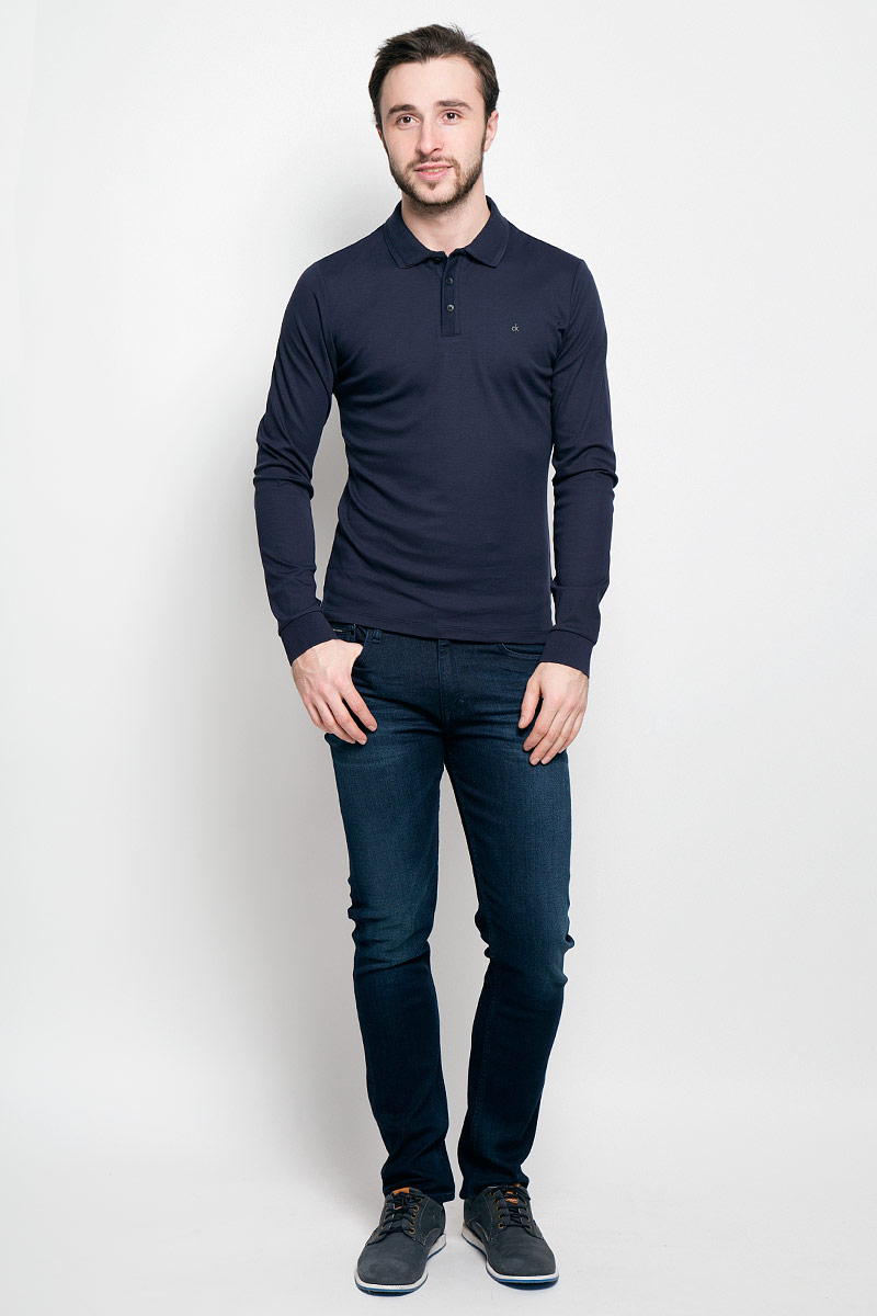 Поло мужское Calvin Klein Jeans, цвет: темно-синий. J30J300625_4020. Размер S (44/46)J30J300625_4020 Поло мужское Calvin Klein Jeans, цвет: темно-синий. J30J300625_4020. Размер S (44/46)J30J300625_4020Стильное мужское поло Calvin Klein Jeans изготовлено из натурального хлопка. Модель с длинными рукавами и отложным воротником станет идеальным вариантом для создания современного образа. Сверху поло застегивается на три пуговицы. По бокам имеются небольшие разрезы. Спинка немного удлинена. Низ рукавов дополнен эластичными манжетами.