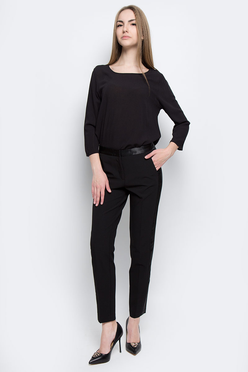 Брюки женские Tom Tailor Contemporary, цвет: черный. 6404763.00.75_2999. Размер 38 (44)6404763.00.75_2999 Брюки женские Tom Tailor Contemporary, цвет: черный. 6404763.00.75_2999. Размер 38 (44)6404763.00.75_2999Женские брюки Tom Tailor Contemporary прямого кроя и стандартной посадки изготовлены из эластичного полиэстера. Брюки застегиваются на ширинку на застежке-молнии, пуговицу и крючки на поясе. Изделие оснащено двумя втачными карманами спереди и оформлено имитацией втачных карманов сзади. Брюки дополнены декоративными вставками из полиэстера.