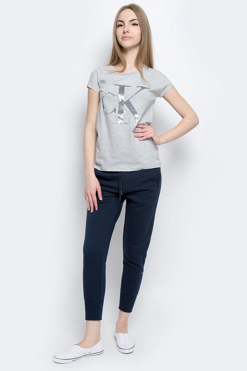 Футболка женская Calvin Klein Jeans, цвет: светло-серый меланж. J20J201330_0380. Размер M (44/46)J20J201330_0380 Футболка женская Calvin Klein Jeans, цвет: светло-серый меланж. J20J201330_0380. Размер M (44/46)J20J201330_0380Женская футболка Calvin Klein Jeans, выполненная из натурального хлопка, поможет создать отличный современный образ в стиле Casual.Футболка с круглым вырезом горловины и короткими-цельнокроеными рукавами. Модель оформлена фирменным принтом с логотипом бренда.