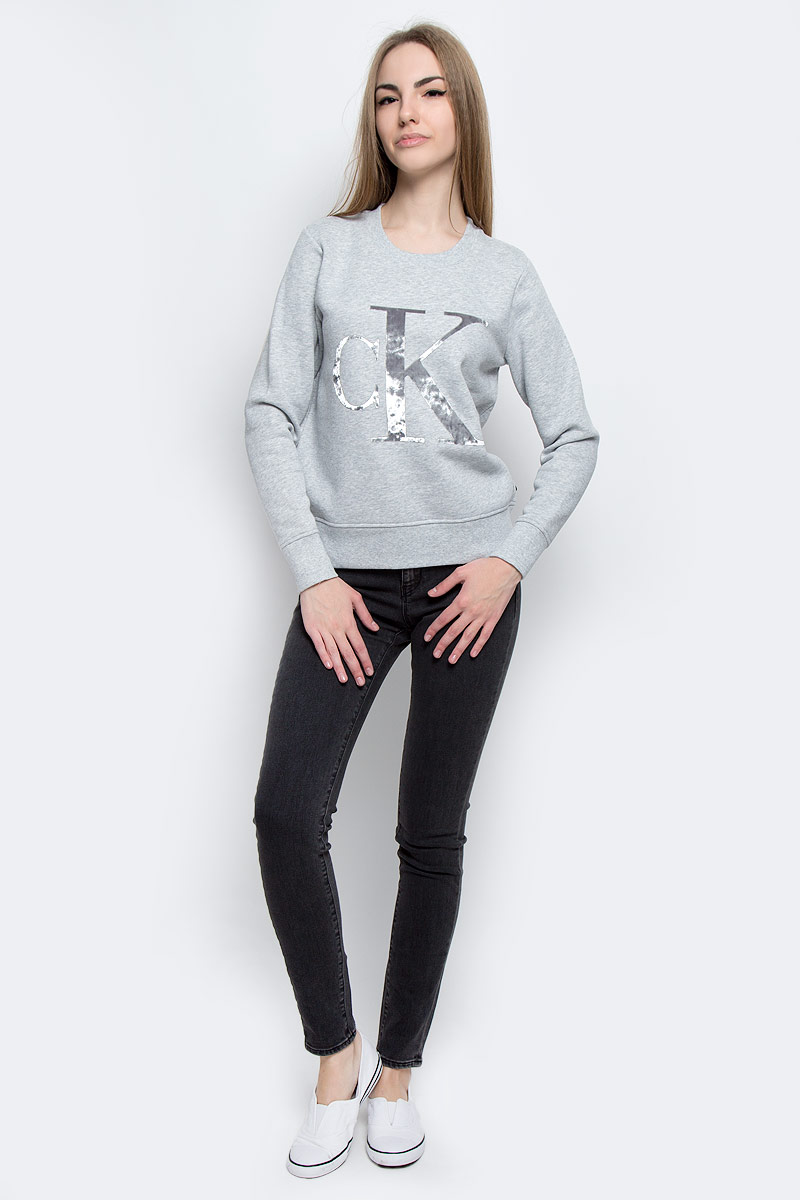 Джинсы женские Calvin Klein Jeans, цвет: темно-серый. J20J204668_9013. Размер 25 (42)J20J204668_9013 Джинсы женские Calvin Klein Jeans, цвет: темно-серый. J20J204668_9013. Размер 25 (42)J20J204668_9013Стильные женские джинсы Calvin Klein Jeans выполнены из качественного комбинированного материала.Модель-скинни застегивается на металлическую пуговицу в поясе и ширинку на застежке-молнии, имеются шлевки для ремня. Джинсы со стандартной талией имеют классический пятикарманный крой: спереди модель дополнена двумя втачными карманами и одним маленьким накладным кармашком, а сзади - двумя накладными карманами. Изделие оформлено контрастной отстрочкой.