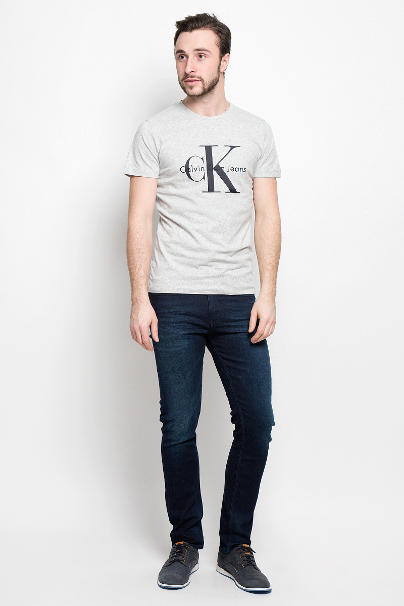 Футболка мужская Calvin Klein Jeans, цвет: серый. J30J301354_0250. Размер XL (54)J30J301354_0250 Футболка мужская Calvin Klein Jeans, цвет: серый. J30J301354_0250. Размер XL (54)J30J301354_0250Мужская футболка Calvin Klein Jeans выполнена из натурального хлопка. Модель с круглым вырезом горловины и короткими рукавами оформлена на груди фирменной эмблемой.