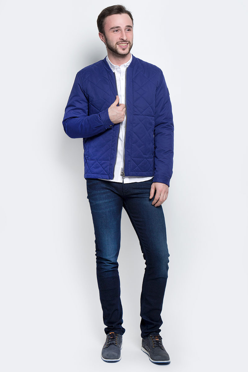 Куртка мужская Calvin Klein Jeans, цвет: синий. J30J301290_4750. Размер S (46)J30J301290_4750 Куртка мужская Calvin Klein Jeans, цвет: синий. J30J301290_4750. Размер S (46)J30J301290_4750Стильная мужская куртка Calvin Klein Jeans изготовлена из полиэстера с добавлением хлопка и полиамида. В качестве утеплителя используется полиэстер.Куртка с V-образным вырезом горловины застегивается на застежку-молнию. Спереди расположены два втачных кармана на застежках-молниях, с внутренней стороны - прорезной карман на кнопке.Манжеты рукавов оснащены застежками-кнопками. Спинка модели немного удлинена. Рукав оформлен фирменной нашивкой из искусственной кожи.