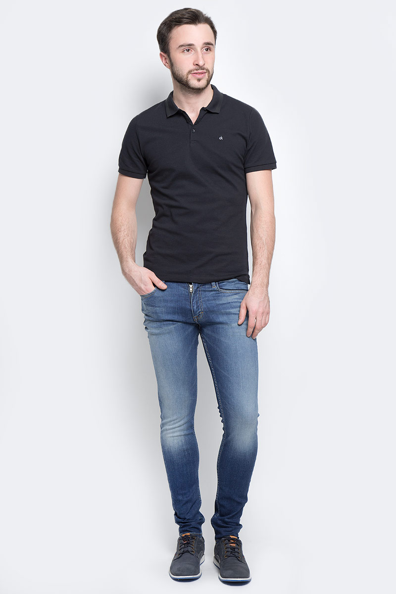 Джинсы мужские Calvin Klein Jeans, цвет: темно-синий. J30J301303_9114. Размер 33 (48/50)J30J301303_9114 Джинсы мужские Calvin Klein Jeans, цвет: темно-синий. J30J301303_9114. Размер 33 (48/50)J30J301303_9114Стильные мужские джинсы Calvin Klein Jeans изготовлены из хлопка с добавлением эластомультиэстера и эластана.Джинсы-скинни средней посадки застегиваются на пуговицу в поясе и ширинку на застежке-молнии. На поясе имеются шлевки для ремня. Спереди модель дополнена двумя втачными карманами и одним небольшим накладным кармашком, сзади - двумя накладными карманами. Модель оформлена контрастной прострочкой, эффектом потертости и перманентными складками.