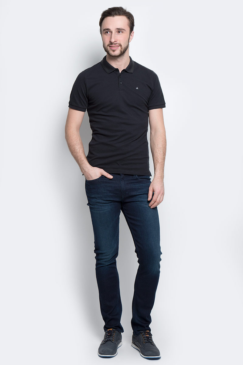 Поло мужское Calvin Klein Jeans, цвет: черный. J30J301251_0990. Размер M (48)J30J301251_0990 Поло мужское Calvin Klein Jeans, цвет: черный. J30J301251_0990. Размер M (48)J30J301251_0990Мужское поло Calvin Klein Jeans изготовлено из эластичного хлопка. Модель с отложным воротником и короткими рукавами застегивается сверху на три пуговицы. Воротник и края рукавов выполнены из трикотажной резинки. Спинка изделия слегка удлинена, по бокам предусмотрены разрезы. Поло оформлено фирменной символикой.
