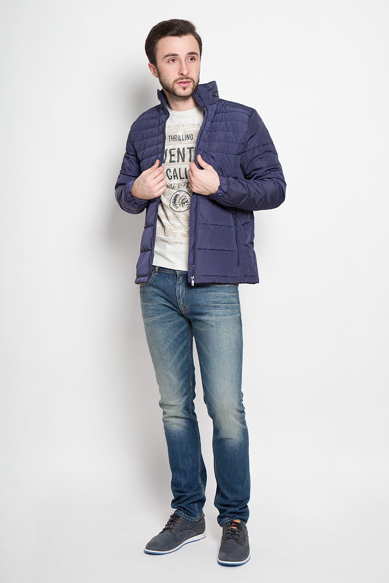 Куртка мужская Top Secret, цвет: темно-синий. SKU0714GR. Размер XXL (54)SKU0714GR Куртка мужская Top Secret, цвет: темно-синий. SKU0714GR. Размер XXL (54)SKU0714GRСтильная мужская куртка Top Secret изготовлена из высококачественного полиэстера. В качестве утеплителя используется синтепон.Куртка с воротником-стойкой застегивается на застежку-молнию. Воротник оснащен карманом на застежке-молнии, в который складывается капюшон. Спереди расположены два прорезных кармана на застежках-молниях, с внутренней стороны - два накладных кармана. Манжеты рукавов присборены на резинки и дополнены хлястиками на кнопках.