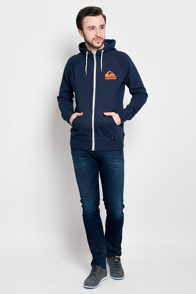 Толстовка мужская Quiksilver, цвет: темно-синий. EQYFT03297-BYJ0. Размер L (50/52)EQYFT03297-BYJ0 Толстовка мужская Quiksilver, цвет: темно-синий. EQYFT03297-BYJ0. Размер L (50/52)EQYFT03297-BYJ0Стильная мужская толстовка Quiksilver, изготовленная из высококачественного хлопка, необычайно мягкая и приятная на ощупь, не сковывает движения. Модель с капюшоном и длинными рукавами-реглан застегивается на металлическую застежку-молнию. Капюшон дополнен шнурками-завязками. Низ модели и манжеты рукавов выполнены трикотажной резинкой. Спереди модель оформлена двумя накладными карманами. Оформлена толстовка на спине и спереди логотипом бренда.