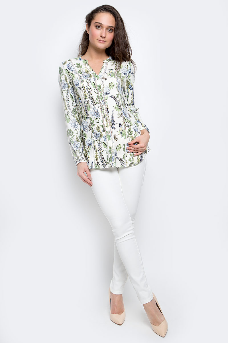 Блузка женская Sela Casual, цвет: белый, зеленый. B-112/1144-7140. Размер S (44)B-112/1144-7140 Блузка женская Sela Casual, цвет: белый, зеленый. B-112/1144-7140. Размер S (44)B-112/1144-7140Женская блузка Sela Casual выполнена из натуральной вискозы. Блузка с V-образным вырезом горловины и длинными рукавами застегивается по всей длине на пуговицы. Модель имеет приталенный силуэт. Манжеты имеют застежки-пуговицы. Модель оформлена цветочным принтом.
