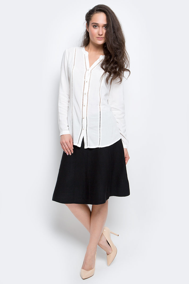 Блузка женская Sela Casual, цвет: молочный. B-112/1145-7140. Размер S (44)B-112/1145-7140 Блузка женская Sela Casual, цвет: молочный. B-112/1145-7140. Размер S (44)B-112/1145-7140Стильная женская блузка Sela Casual выполнена из 100% вискозы застегивается спереди на оригинальные металлические пуговицы. Модель с V-образным вырезом горловины и длинными рукавами. Манжеты рукавов дополнены застежками-пуговицами.