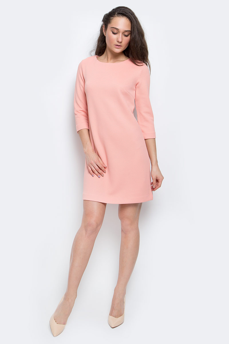 Платье Sela Collection, цвет: бежевая роза. DK-117/300-7110. Размер XS (42)DK-117/300-7110 Платье Sela Collection, цвет: бежевая роза. DK-117/300-7110. Размер XS (42)DK-117/300-7110Стильное женское платье выполнено из эластичного полиэстера, застегивается на спинке при помощи застежки-молнии. Модель с круглым вырезом горловины и рукавами 3/4.